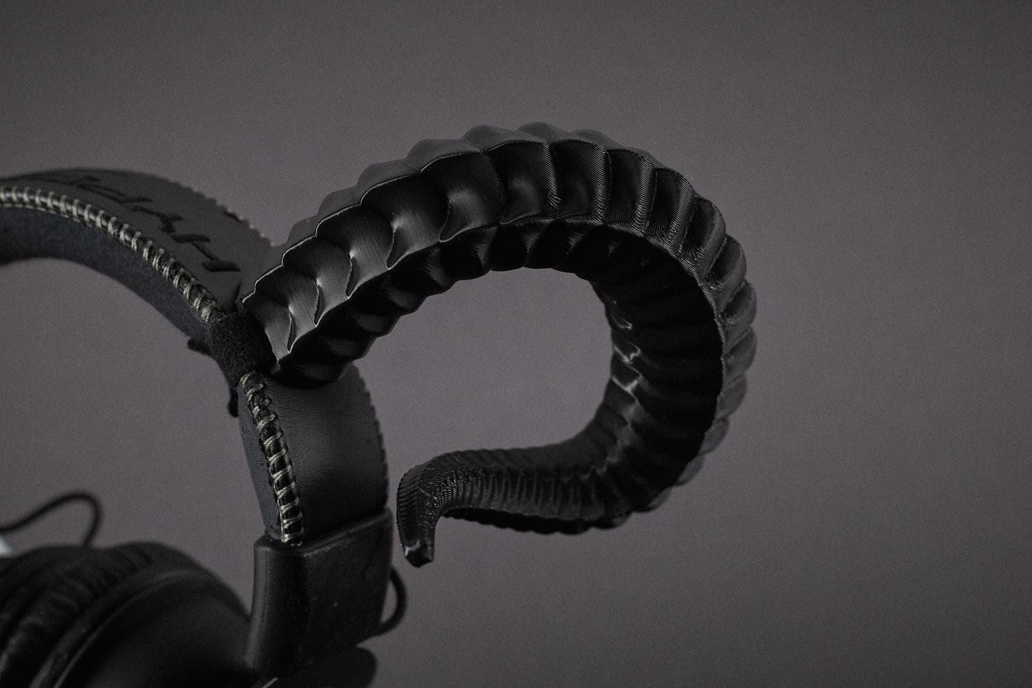 Cuernos de carnero para auriculares, accesorio para cosplay de cuernos de diablo, accesorio para festivales en más de 20 colores, regalo gótico para gamers con correas de velcro.