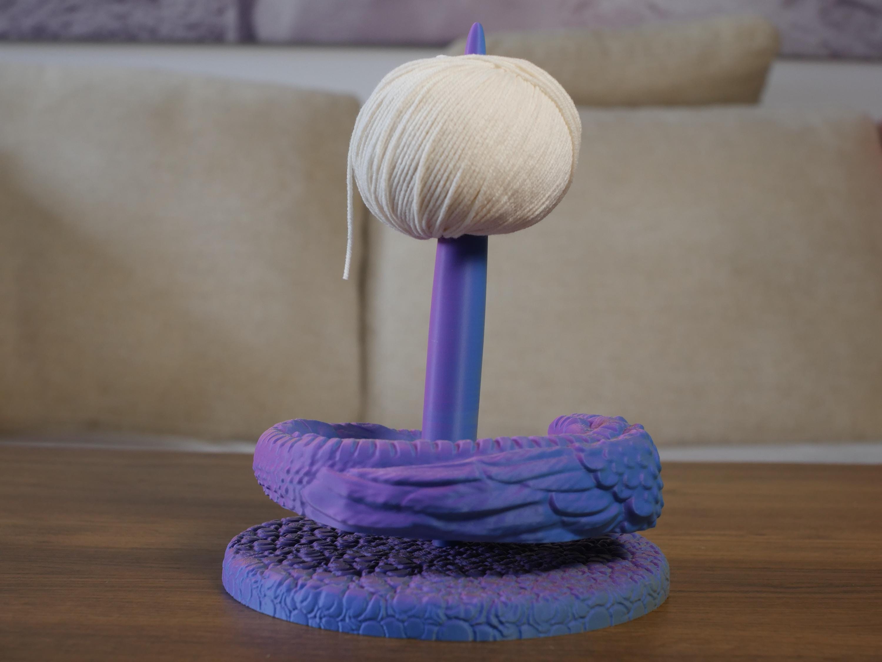 Hiladora de hilo con forma de dragón impresa en 3D: herramienta ligera para manualidades