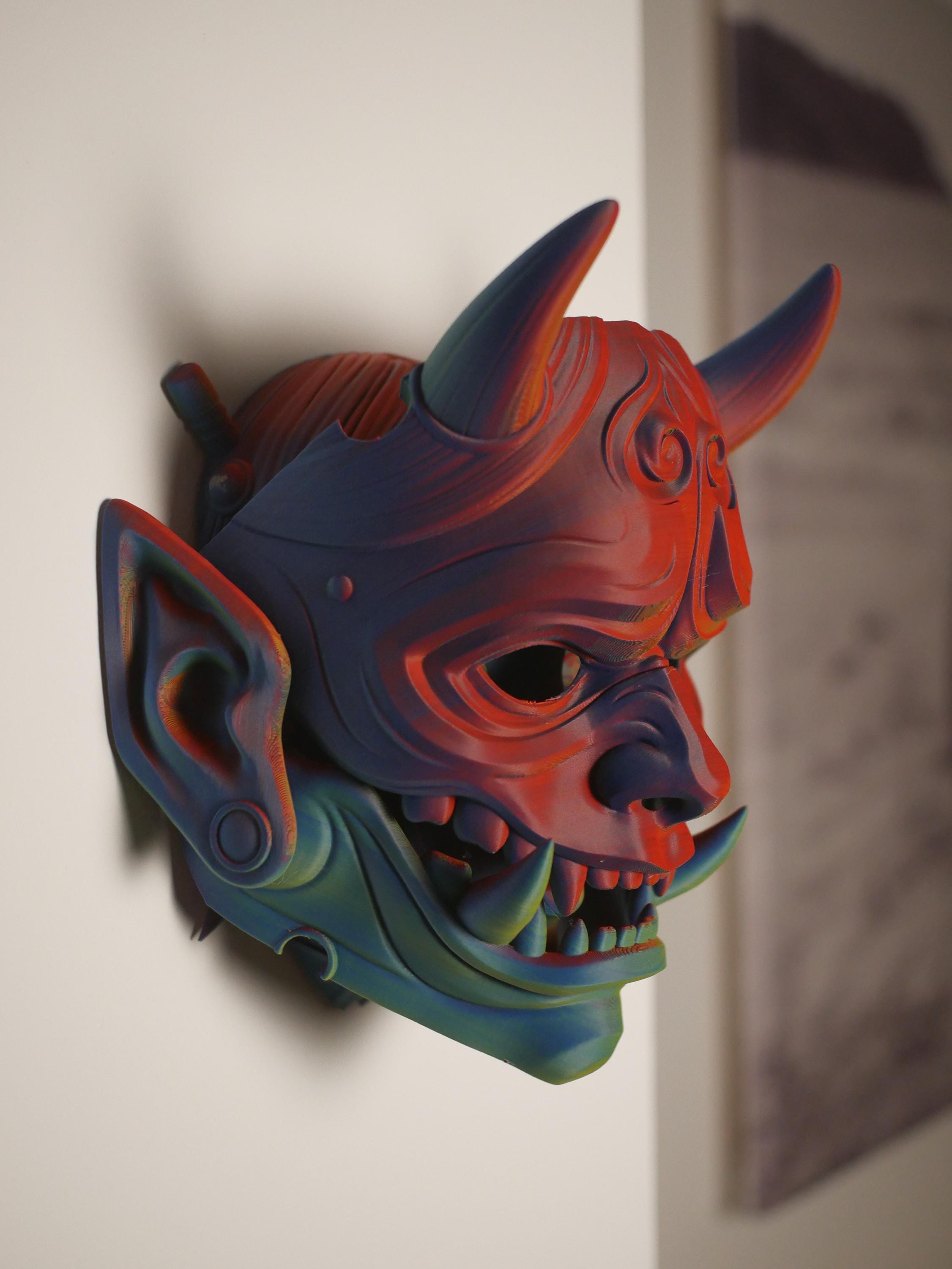 Máscara Oni articulada que revela el rostro de una geisha. Arte mural japonés impreso en 3D y decoración de escritorio con soporte.