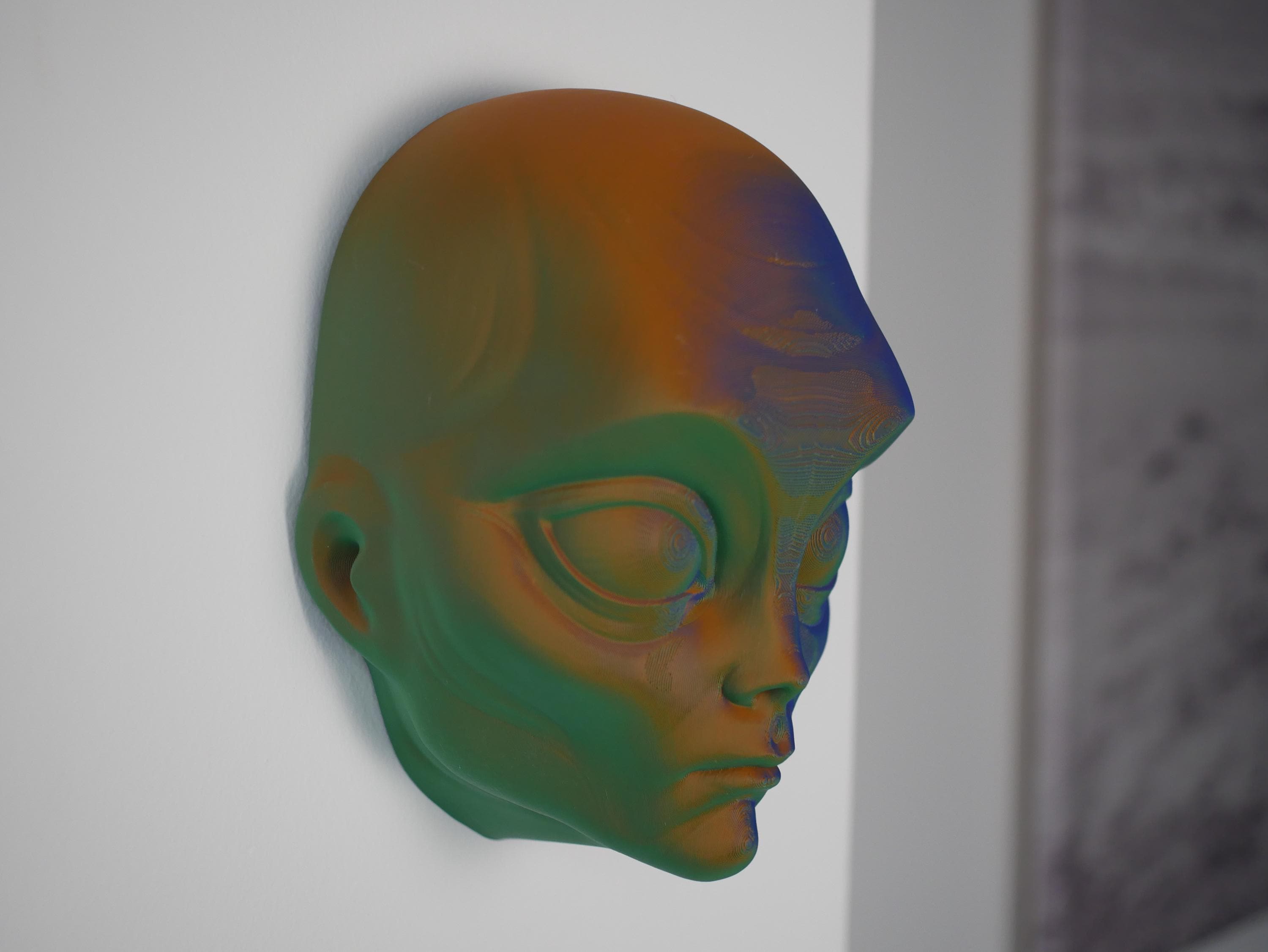 Arte de pared con cabeza de extraterrestre personalizada / Decoración de ciencia ficción impresa en 3D personalizada / Escultura extraterrestre / Regalo geek único / Oficina en casa