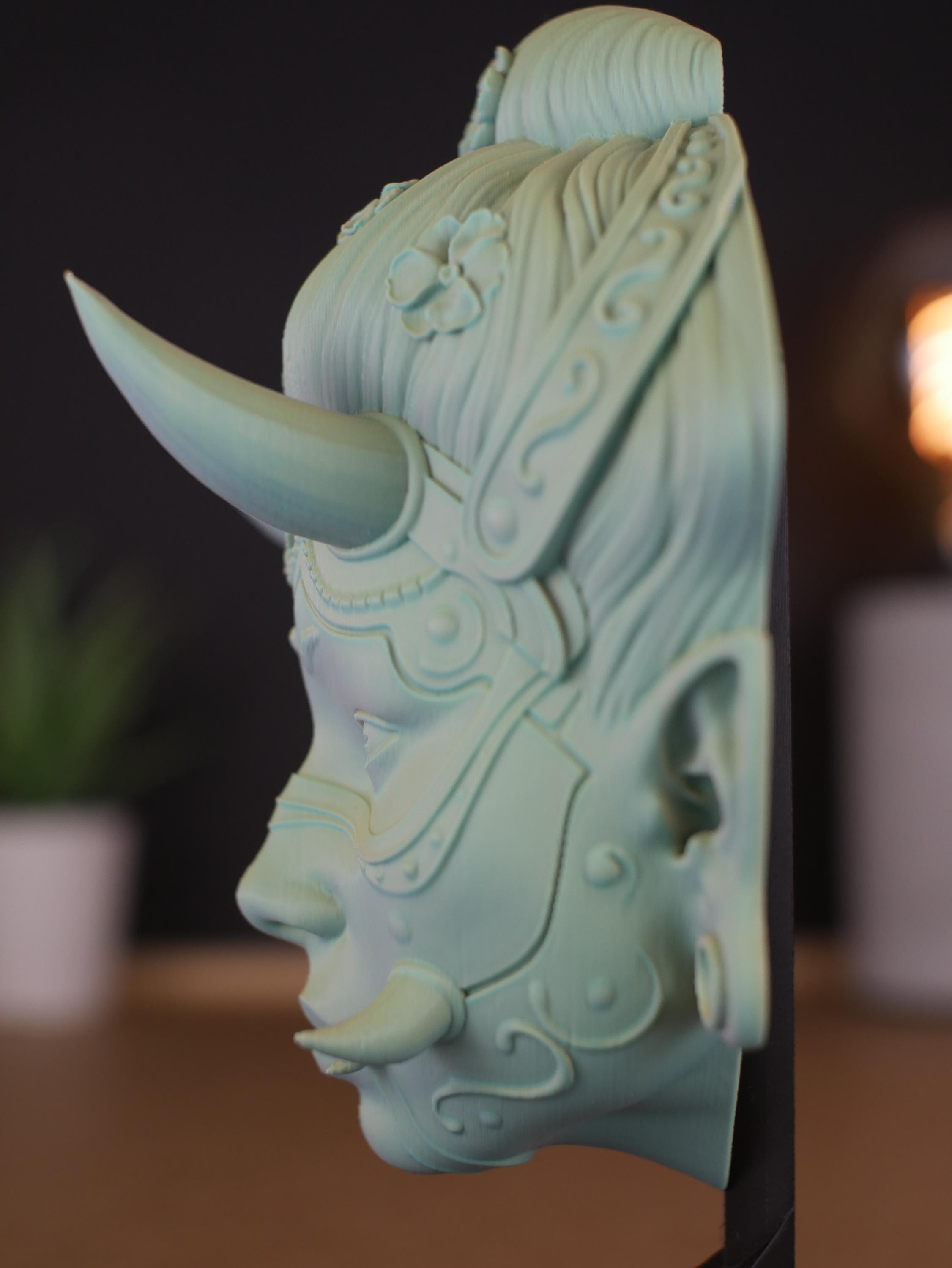Hannya: Figura/busto transformable con cambio de color según el ángulo de visión y base negra: perfecta para decorar y organizar.