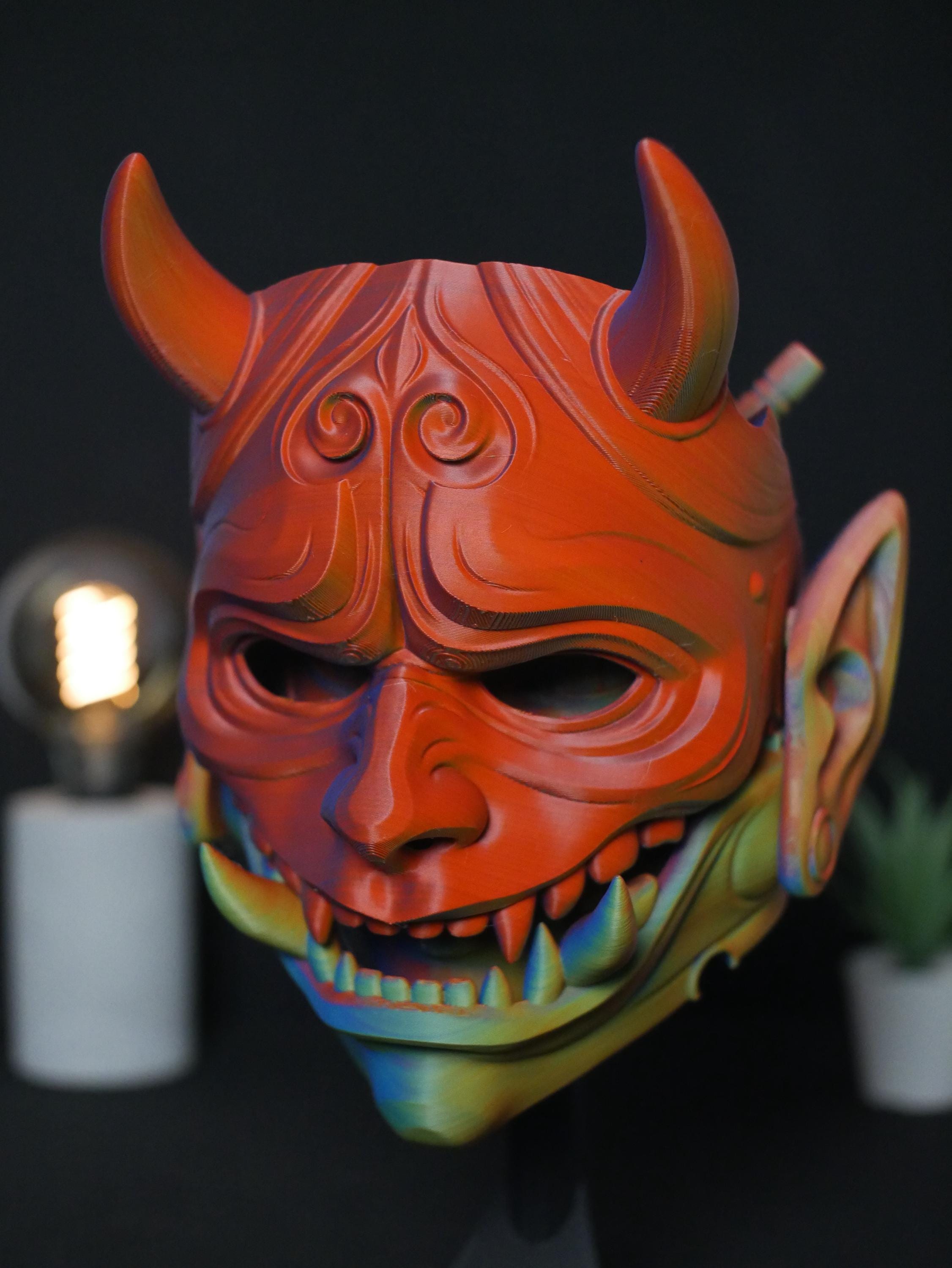 Máscara Oni articulada que revela el rostro de una geisha. Arte mural japonés impreso en 3D y decoración de escritorio con soporte.