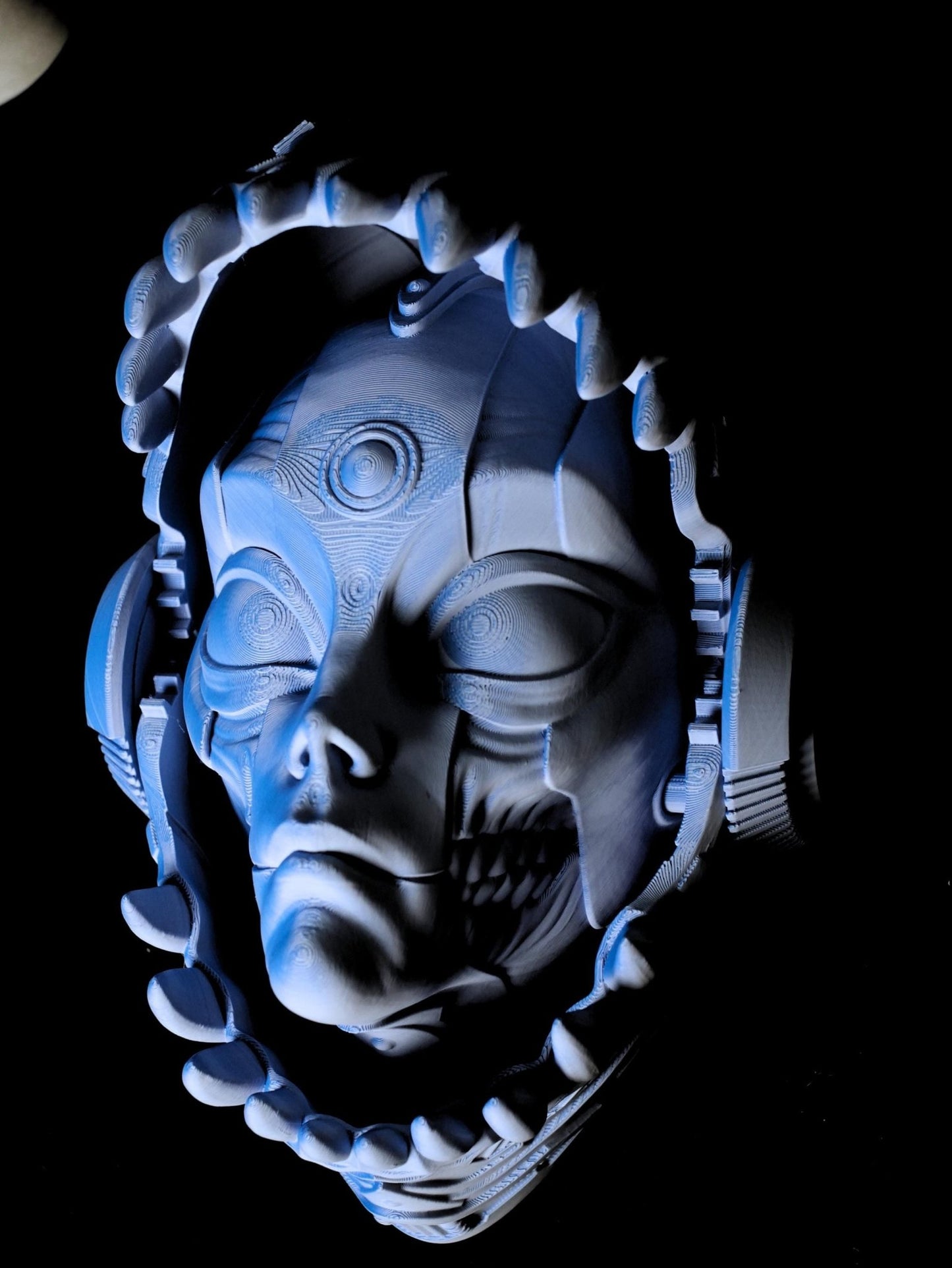 Cabeza de robot articulada impresa en 3D / Se abre para revelar un extraterrestre / Arte de pared de ciencia ficción y decoración de escritorio con soporte / Regalo geek