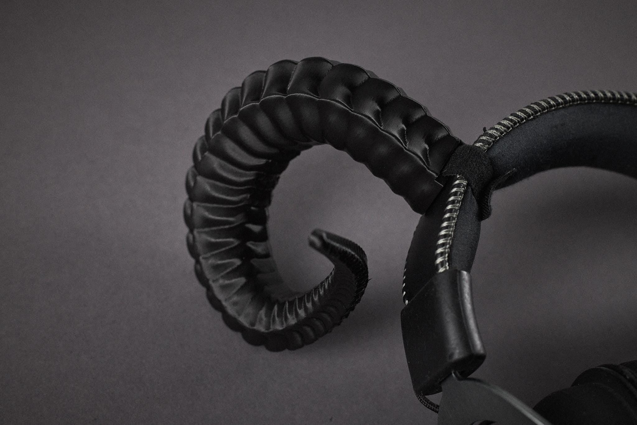 Cuernos de carnero para auriculares, accesorio para cosplay de cuernos de diablo, accesorio para festivales en más de 20 colores, regalo gótico para gamers con correas de velcro.