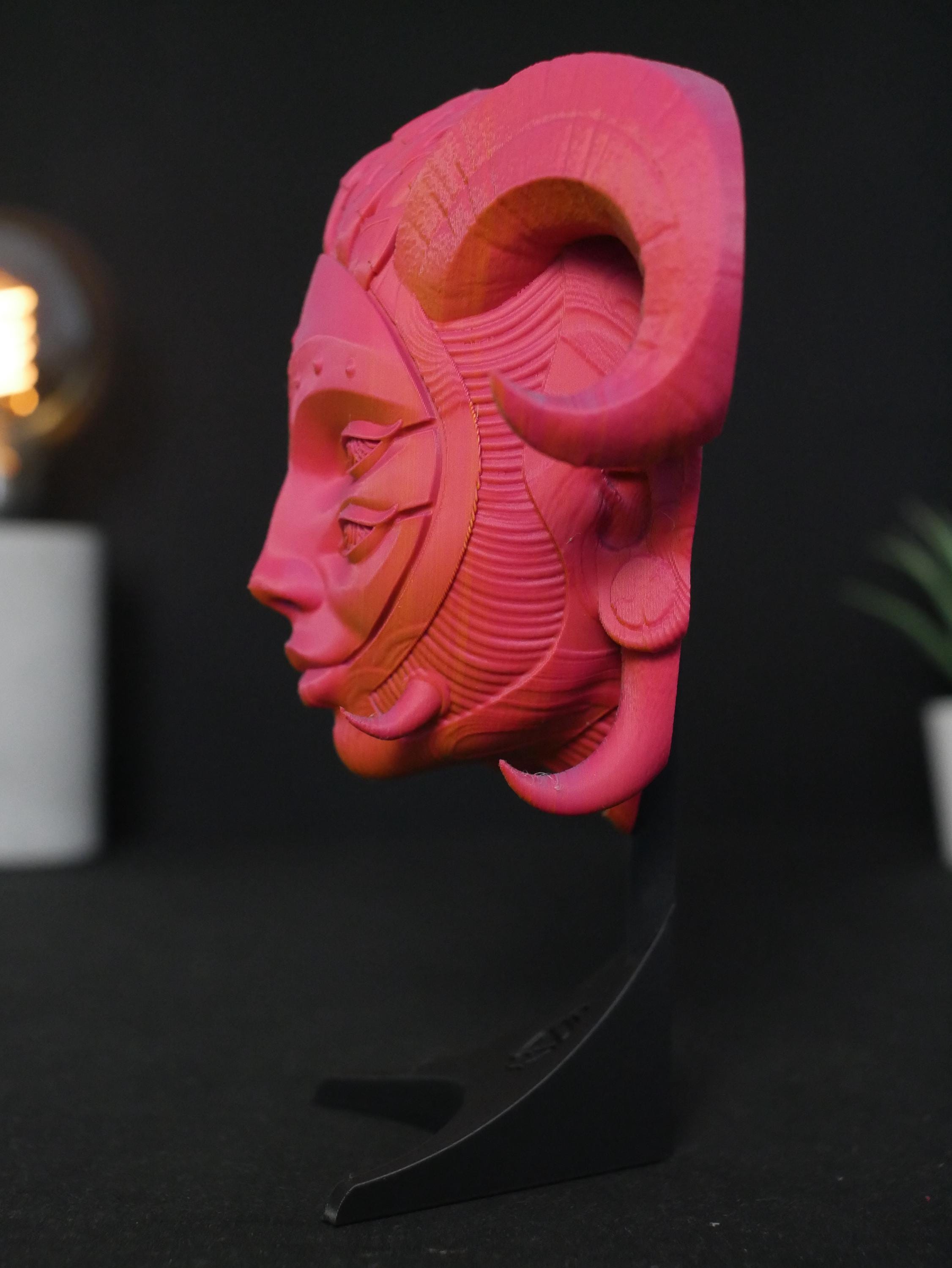 Descubre nuestro busto 3D de Hellequin, una pieza artística con detalles y colores vibrantes. Perfecto para decorar. ¡Consíguelo y transforma tu espacio!