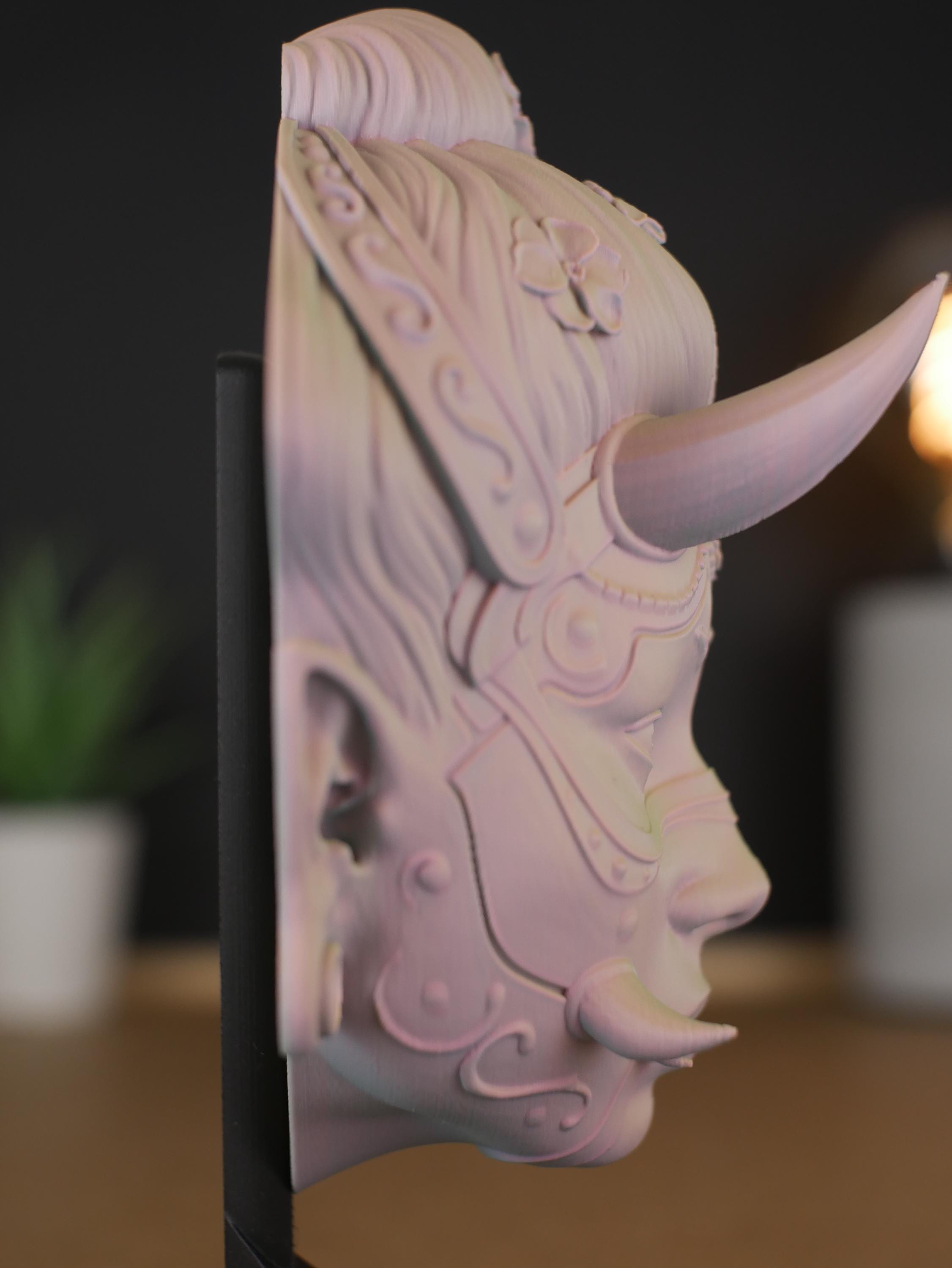 Hannya: Figura/busto transformable con cambio de color según el ángulo de visión y base negra: perfecta para decorar y organizar.