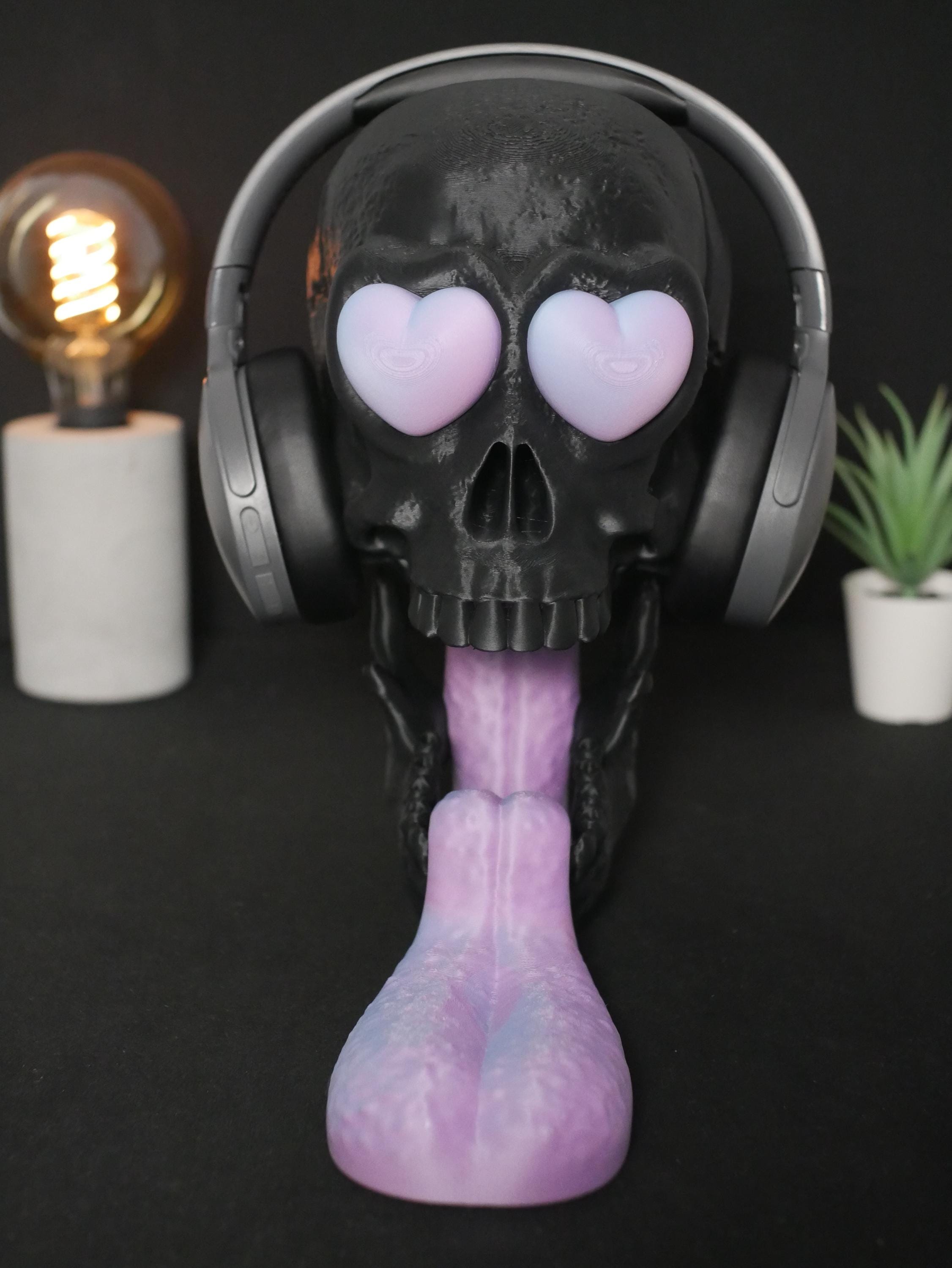 Soporte para auriculares con forma de calavera, decoración de calavera con ojos de corazón, soporte único para auriculares de sala de juegos, regalo de estética alternativa, accesorio de escritorio
