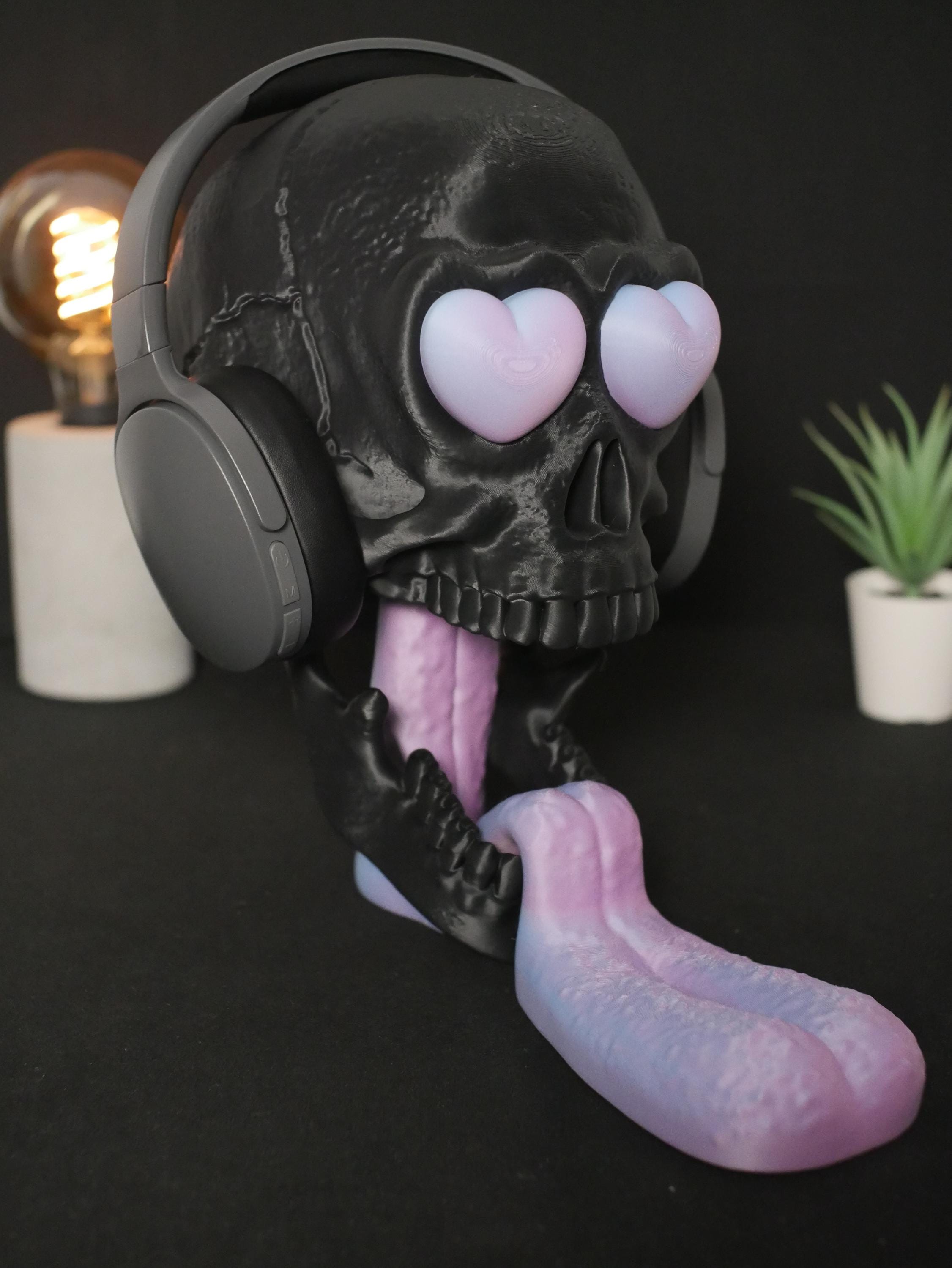 Soporte para auriculares con forma de calavera, decoración de calavera con ojos de corazón, soporte único para auriculares de sala de juegos, regalo de estética alternativa, accesorio de escritorio