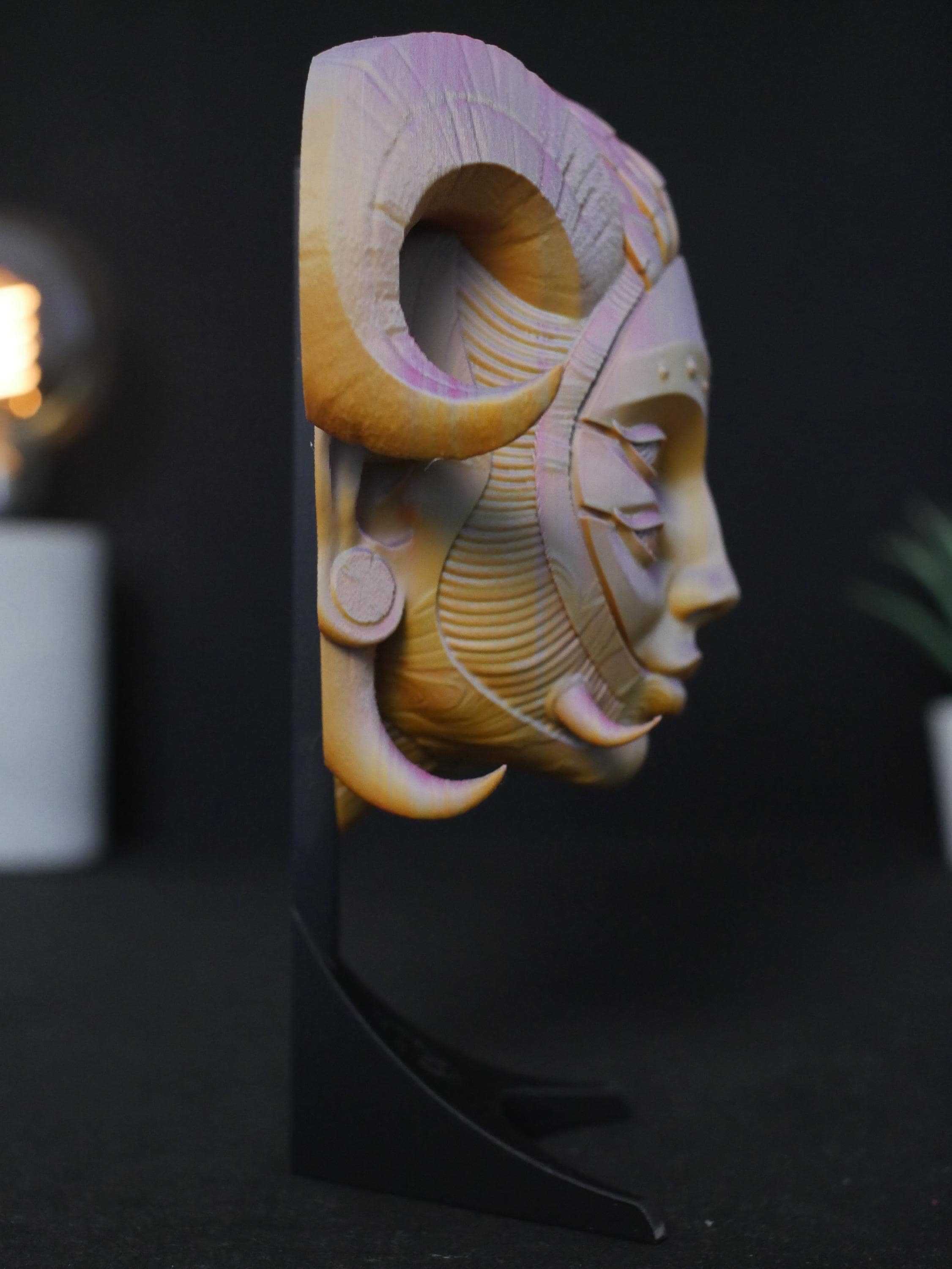 Descubre nuestro busto 3D de Hellequin, una pieza artística con detalles y colores vibrantes. Perfecto para decorar. ¡Consíguelo y transforma tu espacio!