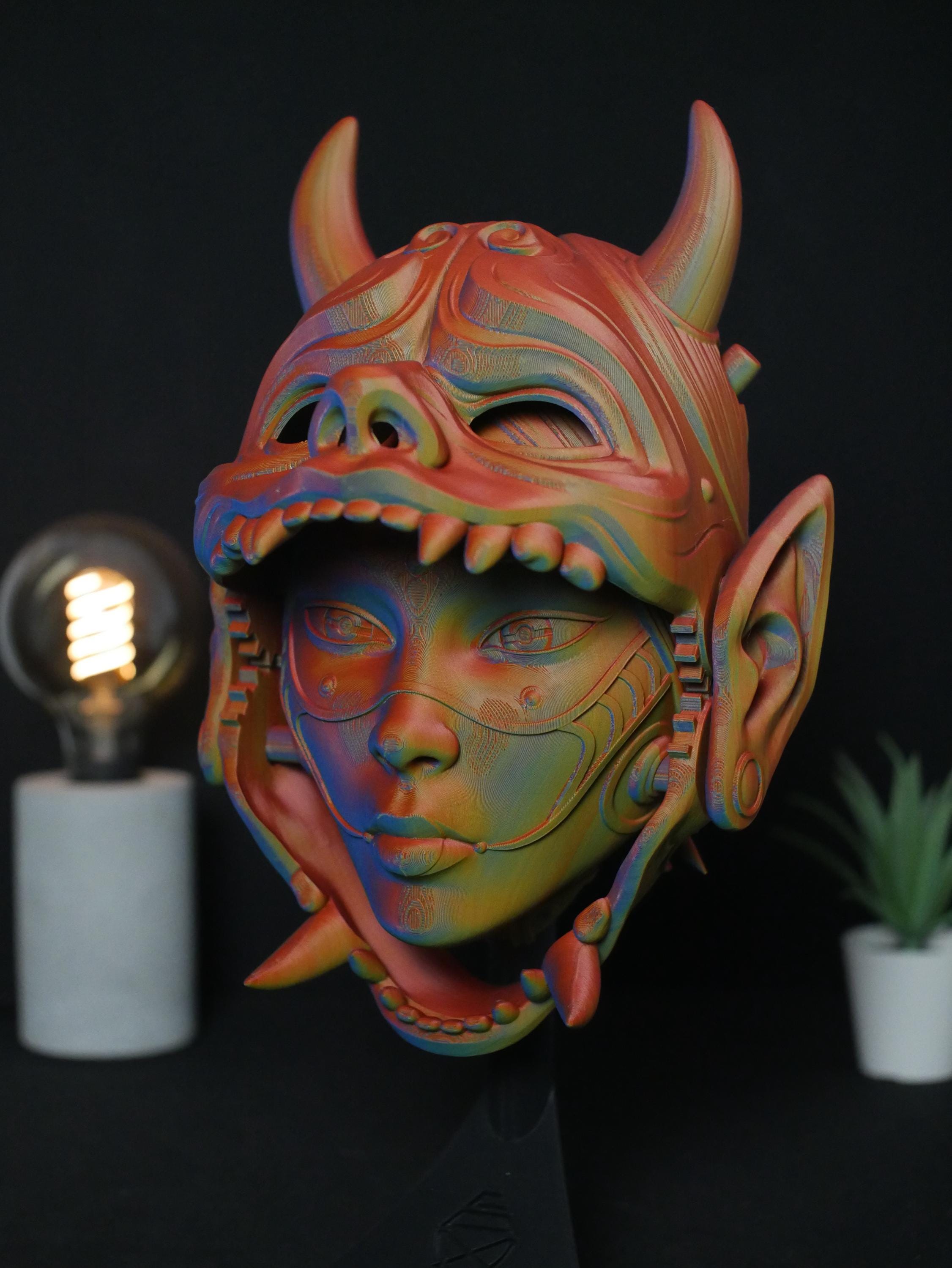 Máscara Oni articulada que revela el rostro de una geisha. Arte mural japonés impreso en 3D y decoración de escritorio con soporte.