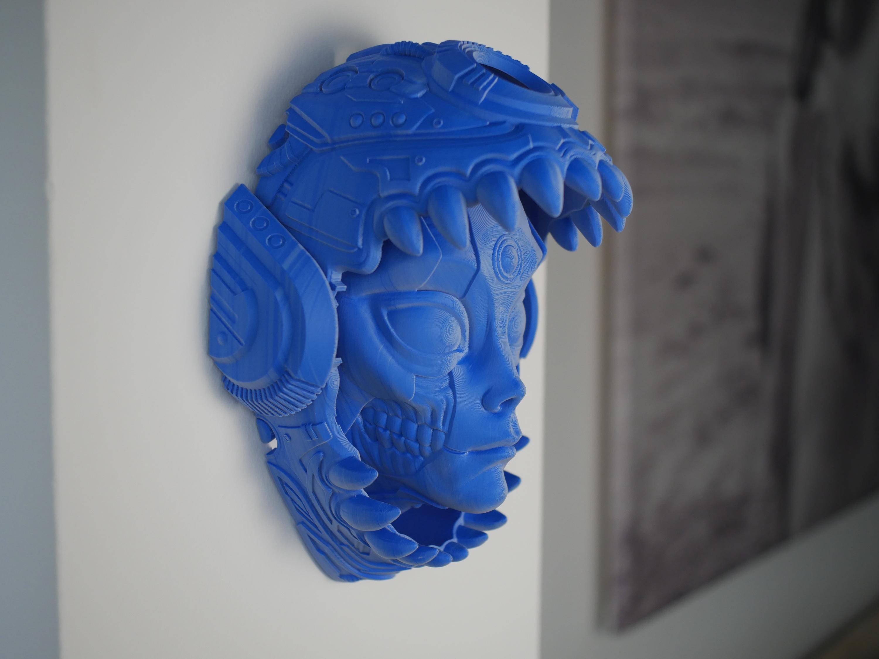 Cabeza de robot articulada impresa en 3D / Se abre para revelar un extraterrestre / Arte de pared de ciencia ficción y decoración de escritorio con soporte / Regalo geek