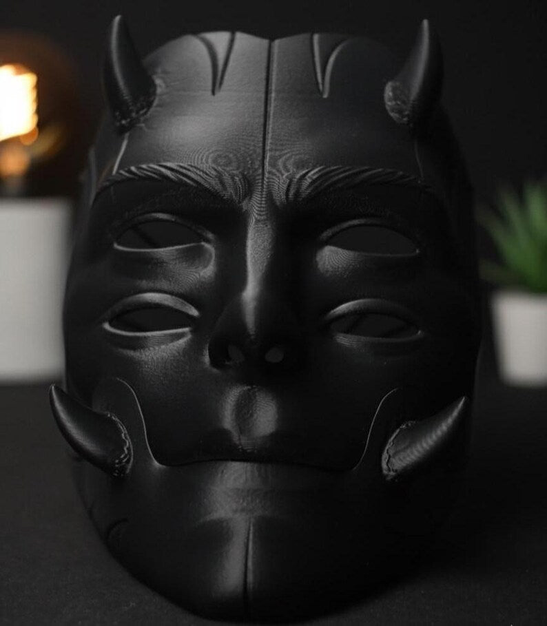 Primer plano de la máscara de demonio Argos con cuatro ojos y cuernos