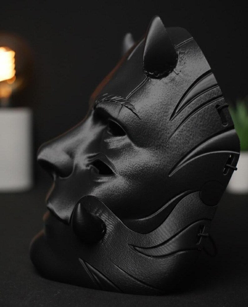 Vista de perfil de la máscara de demonio Argos impresa en 3D