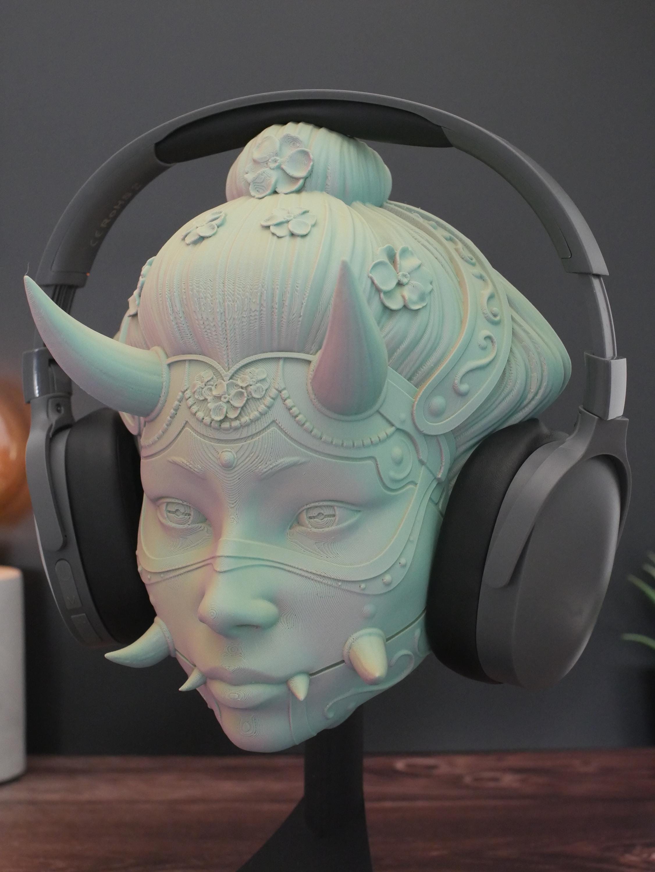 Soporte para auriculares Hannya Girl: organizador de oficina, soporte para auriculares de estudio, color especial, incluye base (montaje en pared opcional) Regalo perfecto.