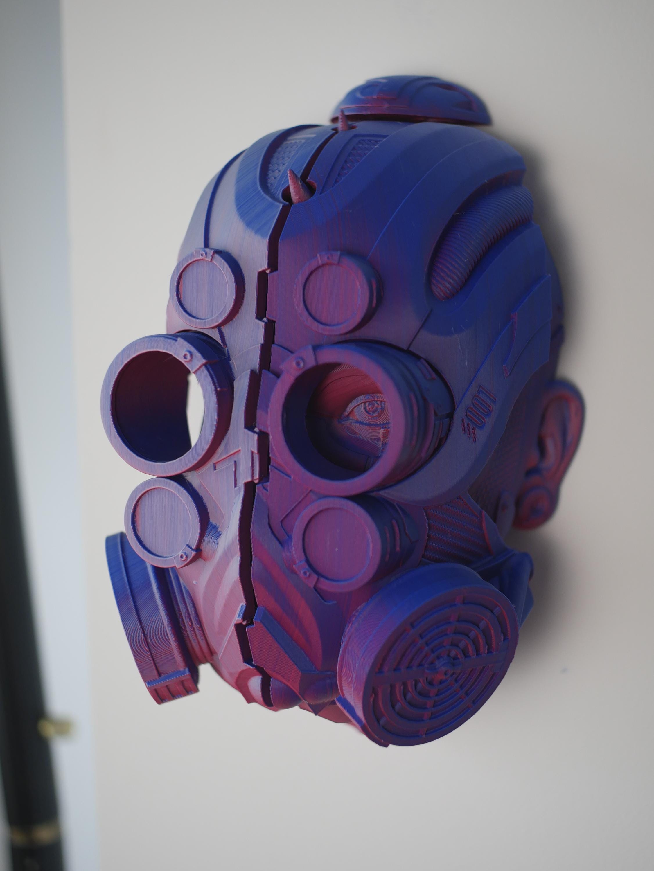 Esta impresionante escultura de cabeza impresa en 3D se abre para revelar una cara de androide oculta, perfecta para su pared o escritorio con el soporte incluido.