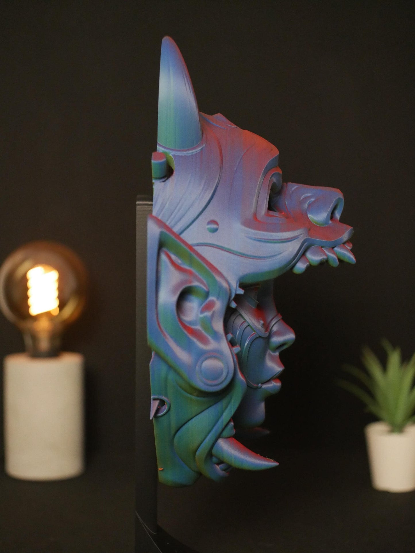 Máscara Oni articulada que revela el rostro de una geisha. Arte mural japonés impreso en 3D y decoración de escritorio con soporte.