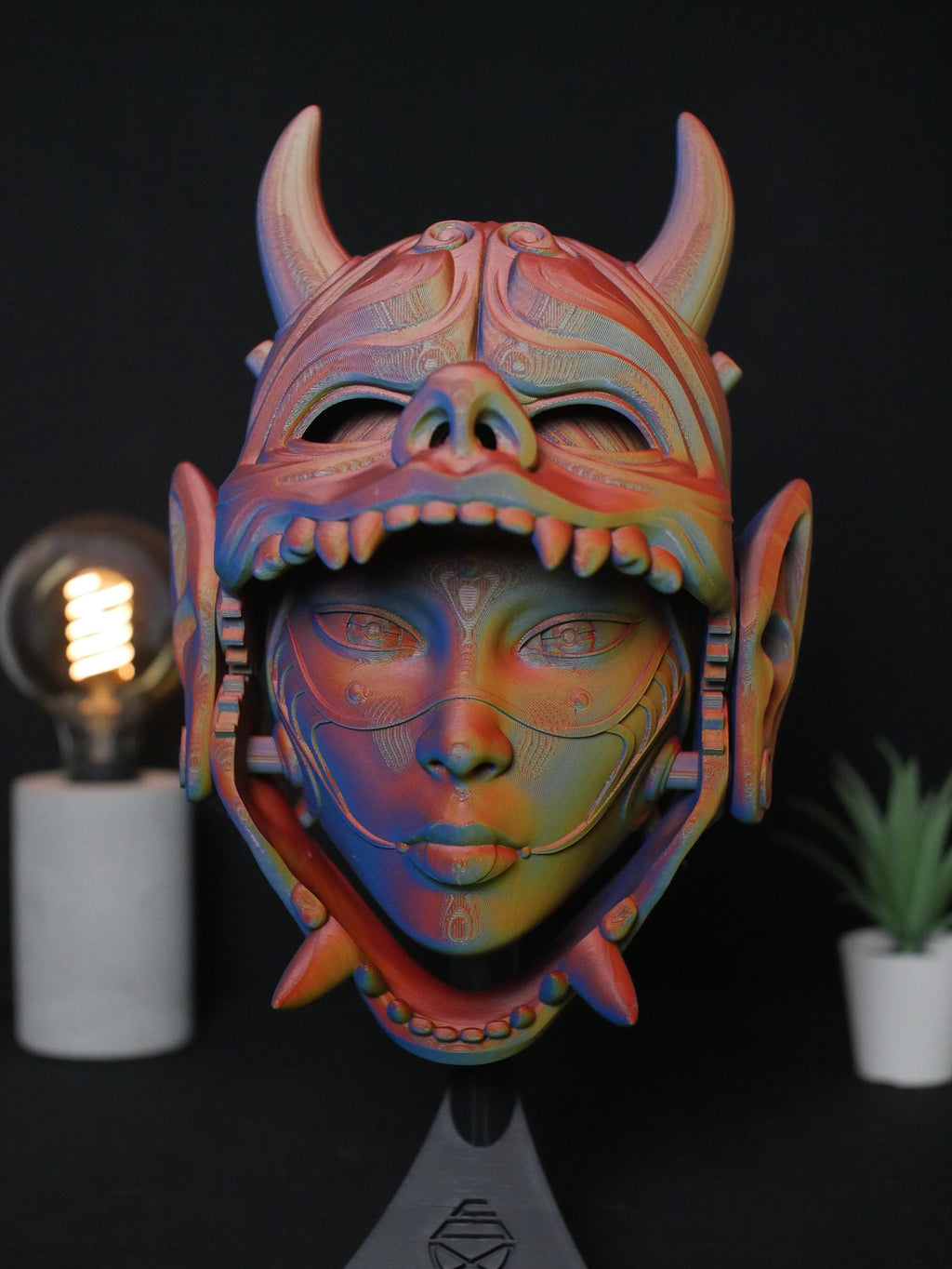 Máscara Oni articulada que revela el rostro de una geisha. Arte mural japonés impreso en 3D y decoración de escritorio con soporte.