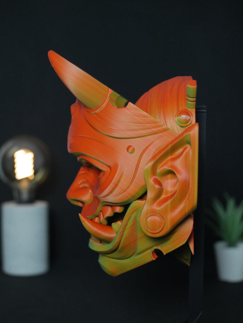 Máscara Oni articulada que revela el rostro de una geisha. Arte mural japonés impreso en 3D y decoración de escritorio con soporte.