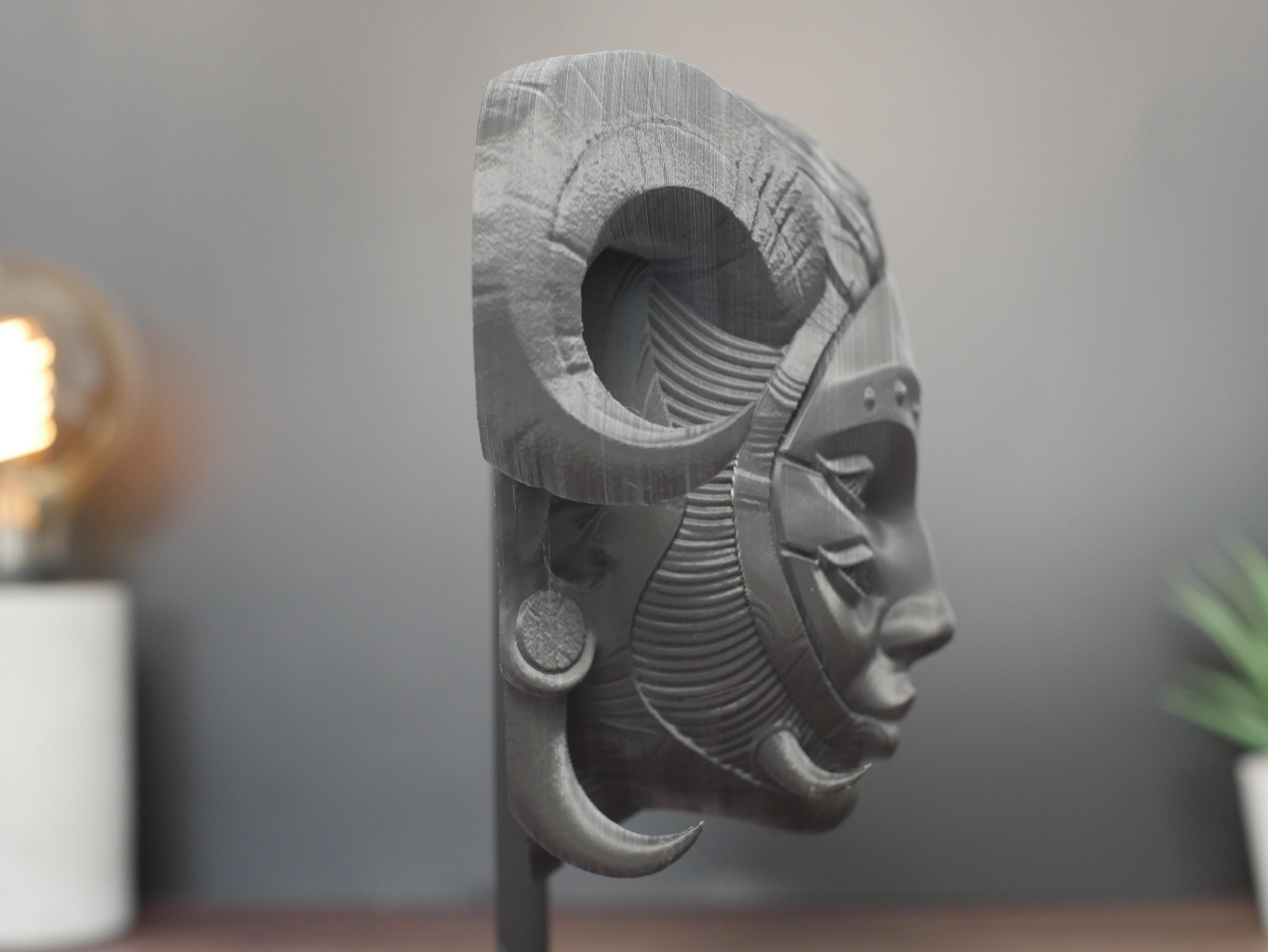 Máscara mortal Hellequin: escultura de pared de diablo medieval impresa en 3D, decoración gótica, máscara de fantasía folclórica para colgar en la pared o soporte incluido.