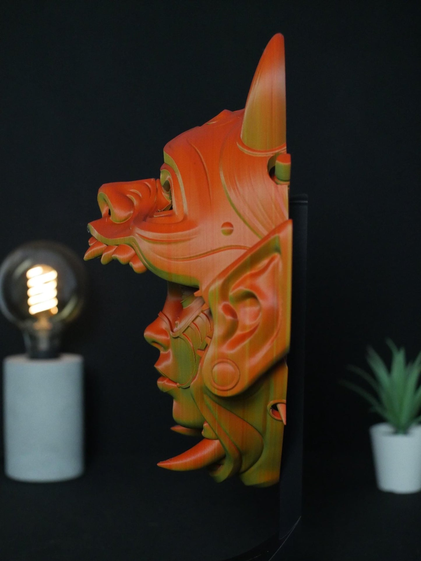 Máscara Oni articulada que revela el rostro de una geisha. Arte mural japonés impreso en 3D y decoración de escritorio con soporte.