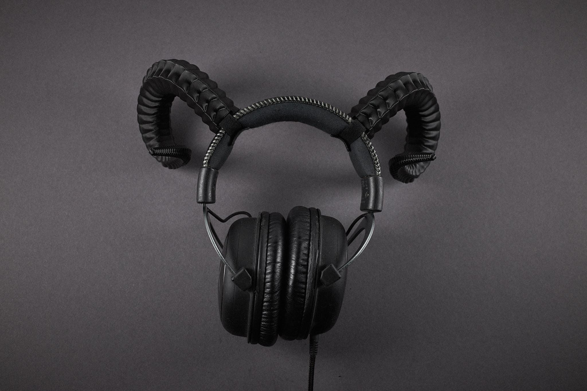 Cuernos de carnero para auriculares, accesorio para cosplay de cuernos de diablo, accesorio para festivales en más de 20 colores, regalo gótico para gamers con correas de velcro.