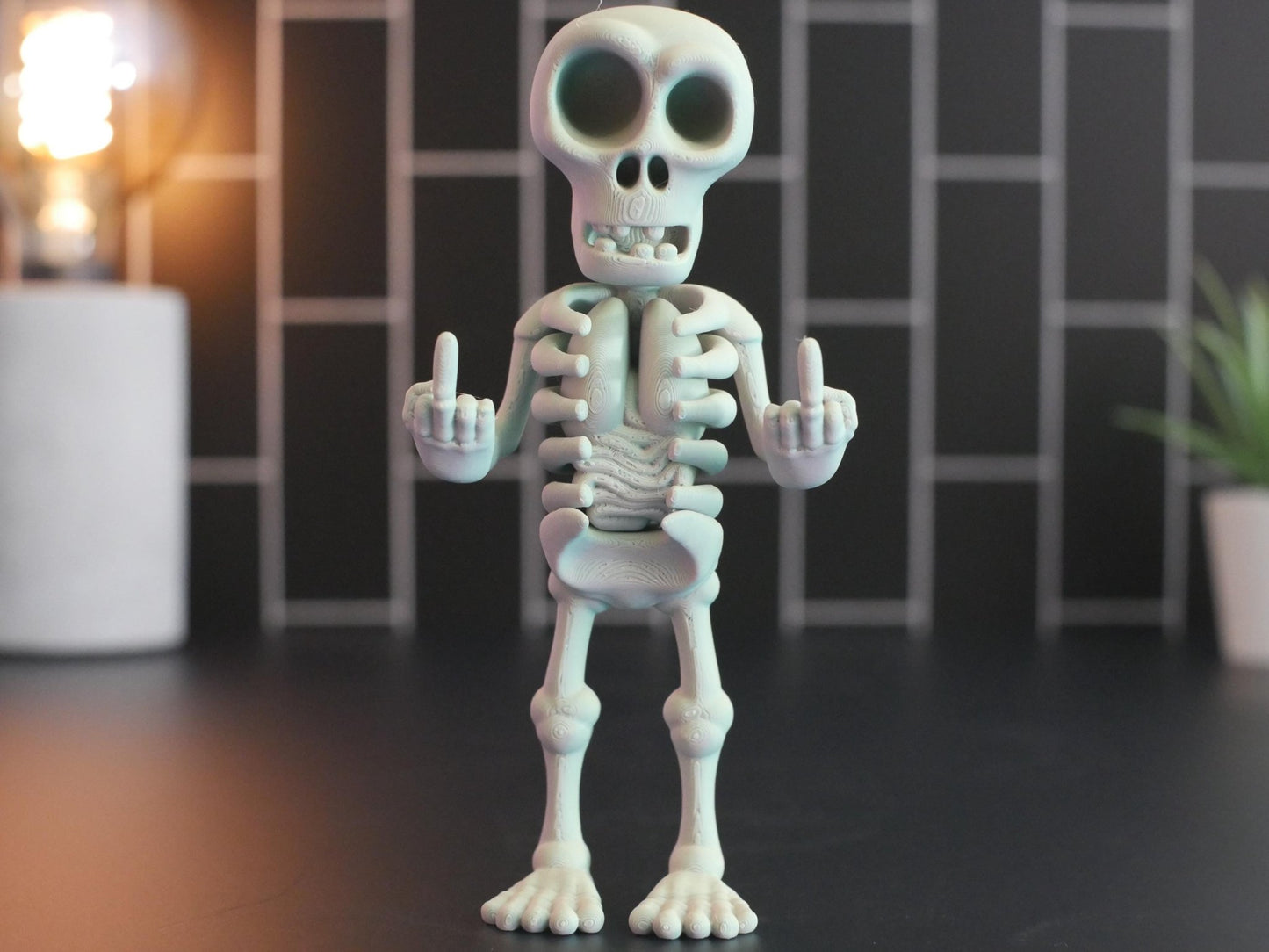 Esqueleto articulado con dedo medio: regalo perfecto para una decoración divertida y única