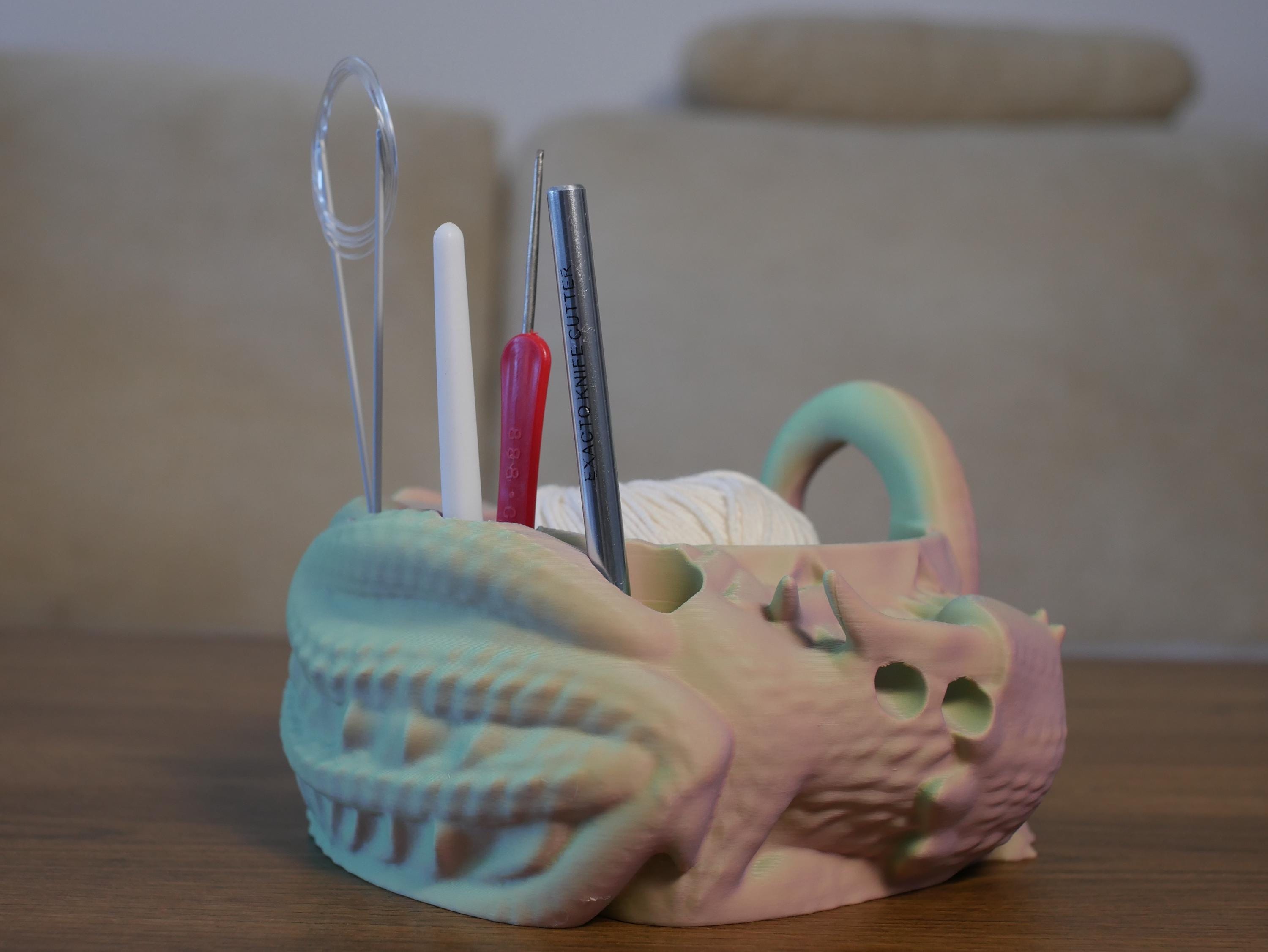 Cuenco de lana con forma de dragón impreso en 3D: organizador y soporte para herramientas de crochet