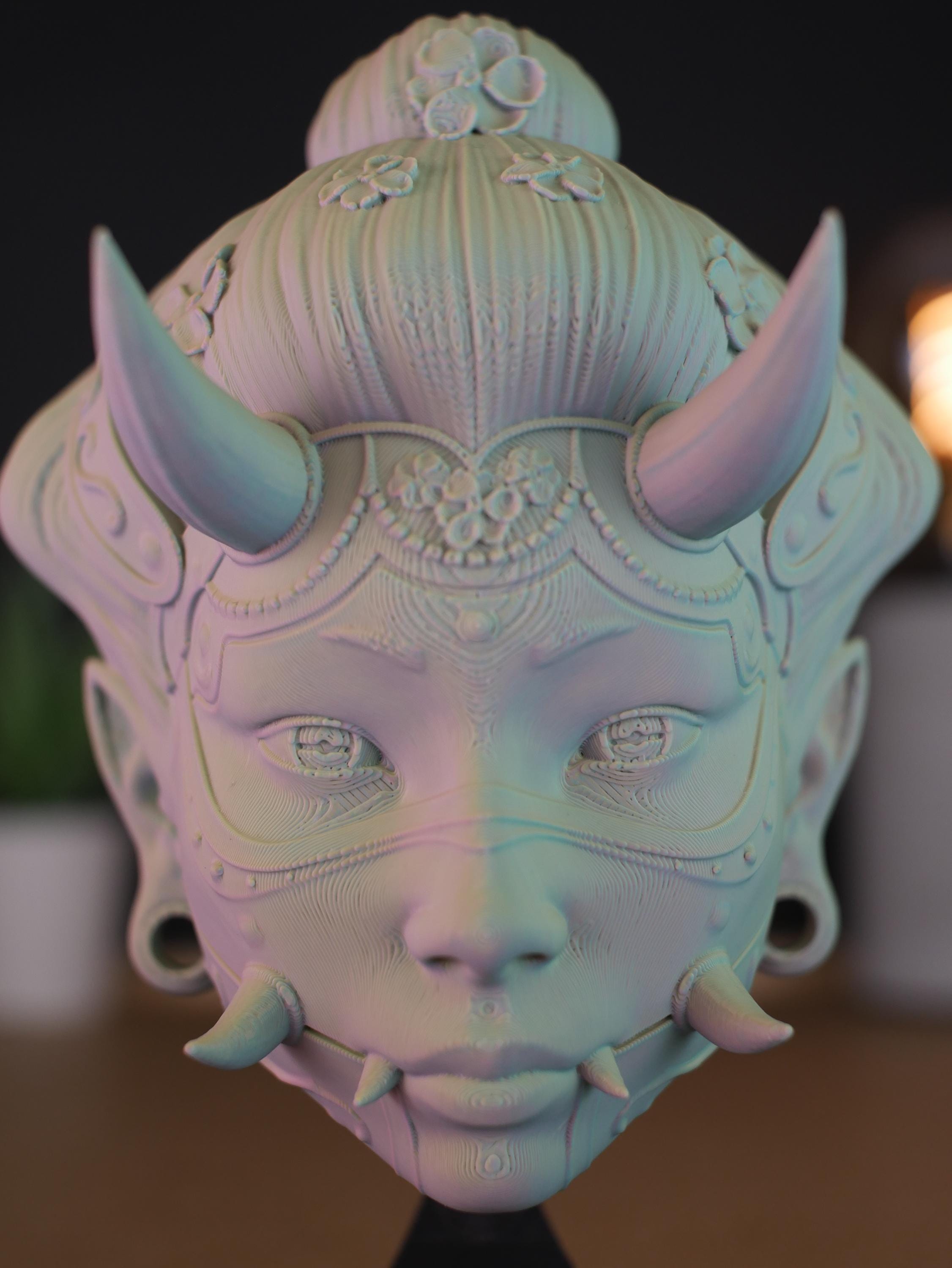 Hannya: Figura/busto transformable con cambio de color según el ángulo de visión y base negra: perfecta para decorar y organizar.