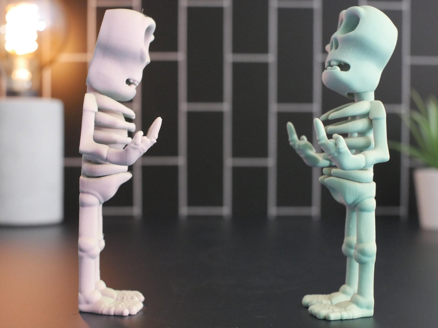 Esqueleto articulado con dedo medio: regalo perfecto para una decoración divertida y única