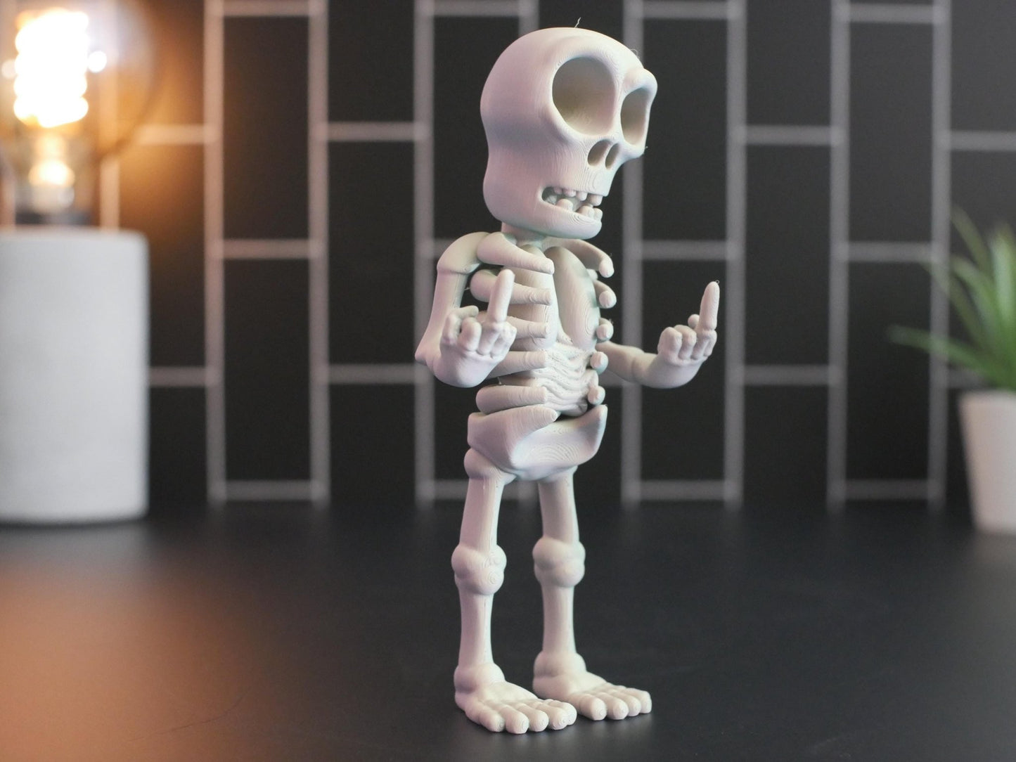 Esqueleto articulado con dedo medio: regalo perfecto para una decoración divertida y única