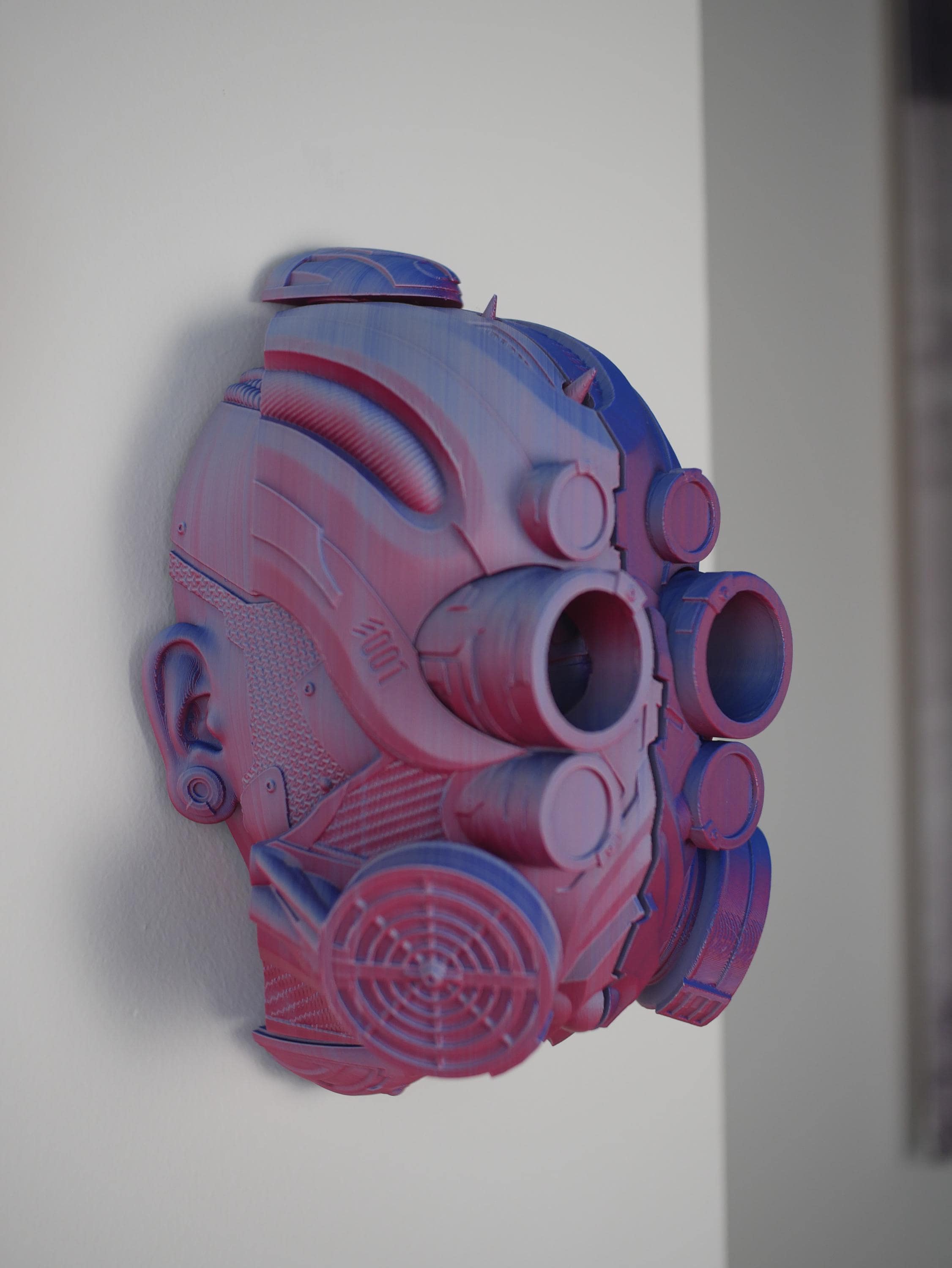 Esta impresionante escultura de cabeza impresa en 3D se abre para revelar una cara de androide oculta, perfecta para su pared o escritorio con el soporte incluido.