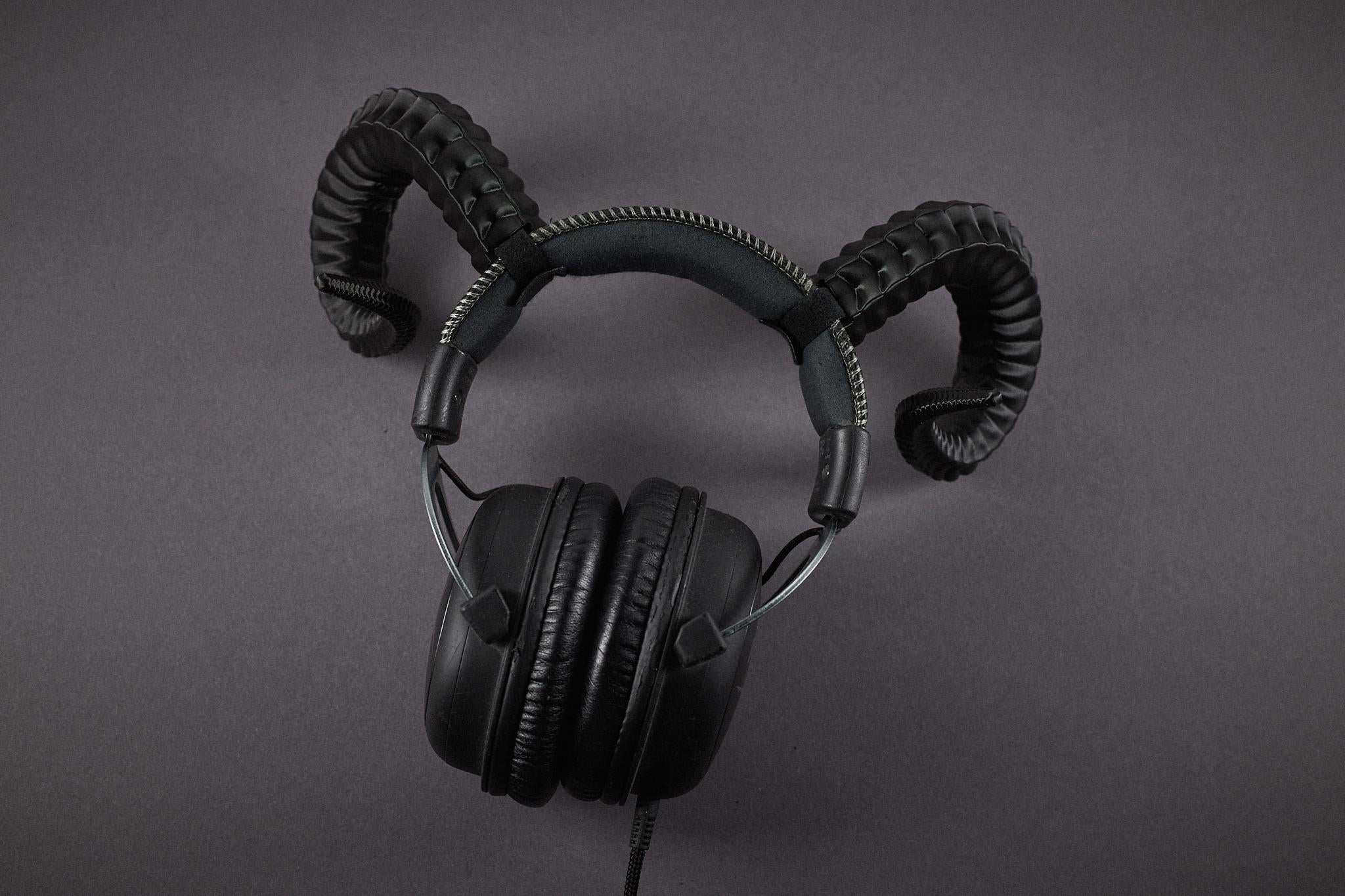 Cuernos de carnero para auriculares, accesorio para cosplay de cuernos de diablo, accesorio para festivales en más de 20 colores, regalo gótico para gamers con correas de velcro.