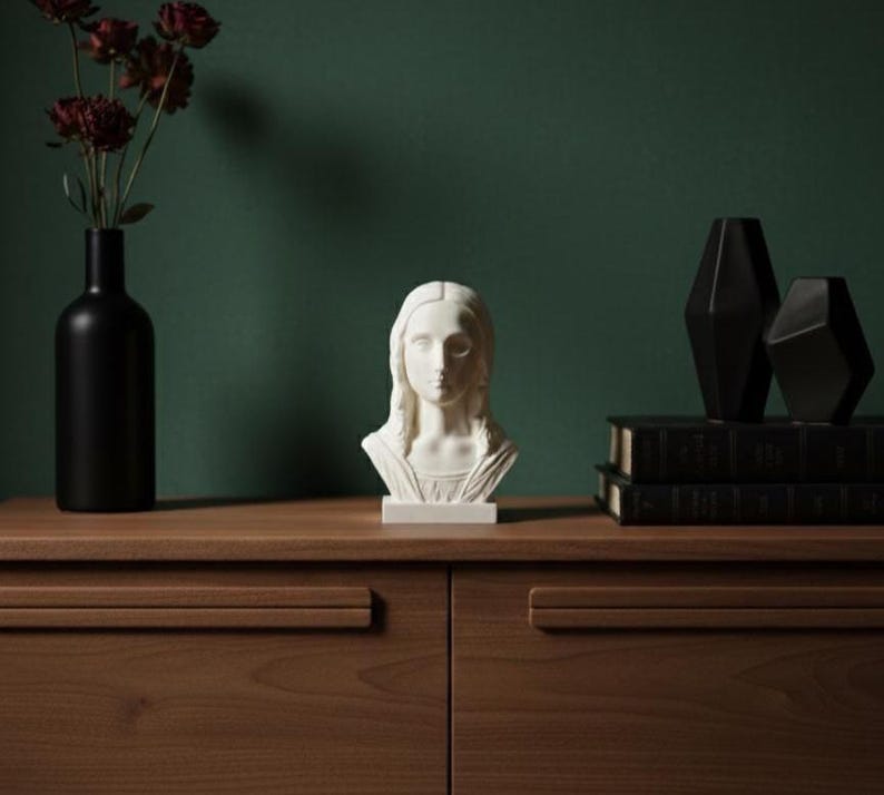 Escultura decorativa busto de la Mona Lisa mitad cara mitad calavera estilo memento mori.