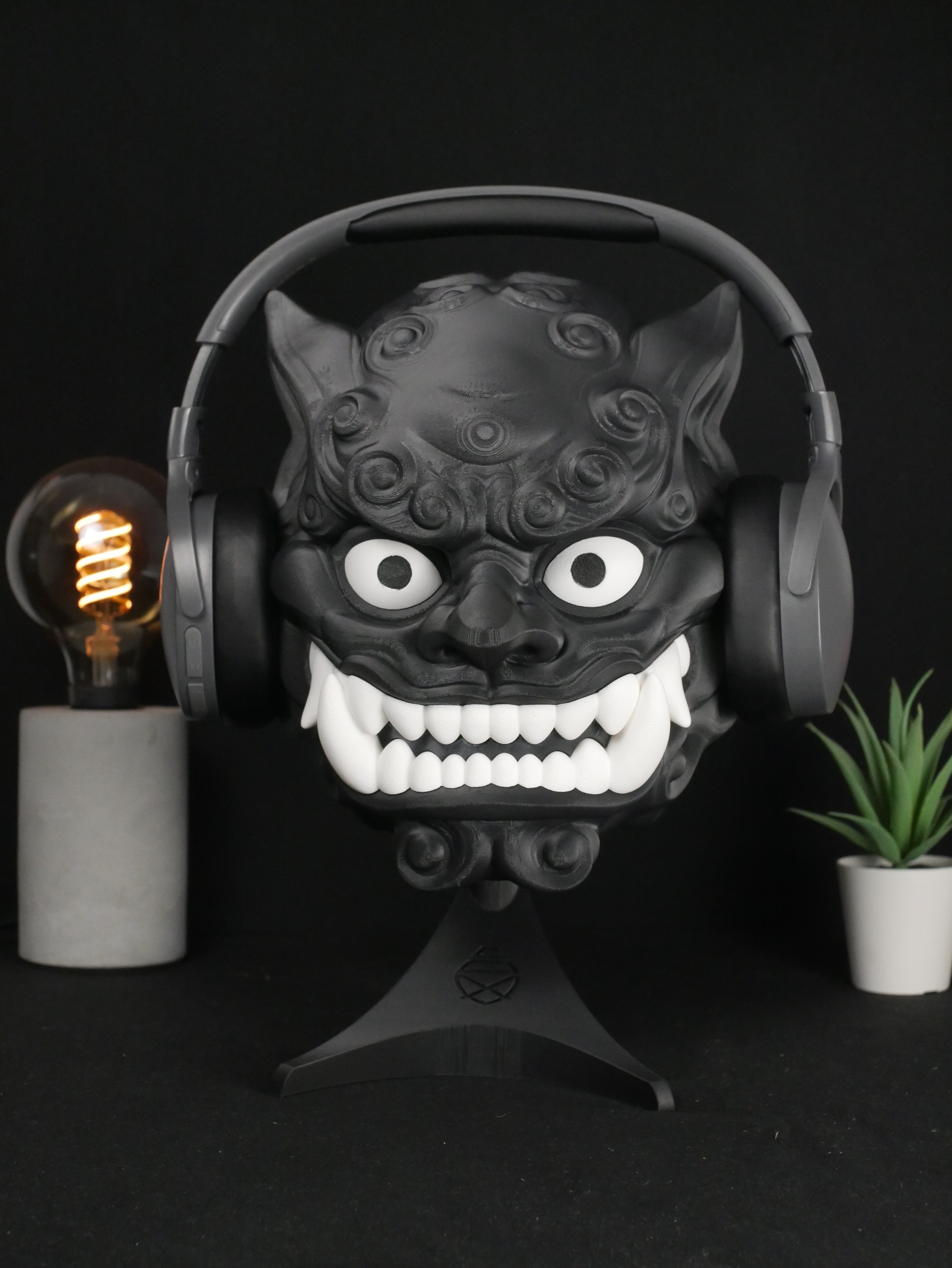 Vista lateral del soporte de cascos león Shishi, un regalo gamer perfecto.