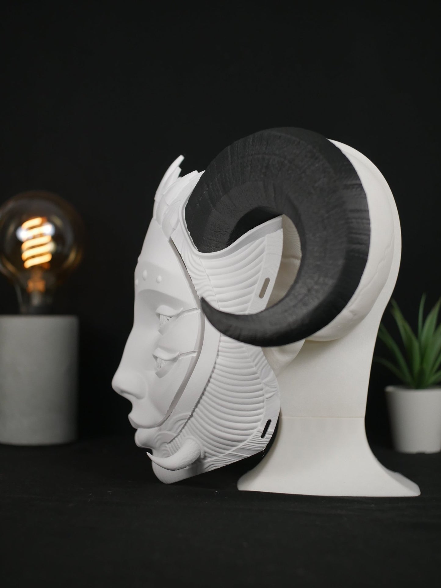 Máscara Hellequin Articulada de Cuatro Ojos con Cuernos para Cosplay y Bailes de Máscaras