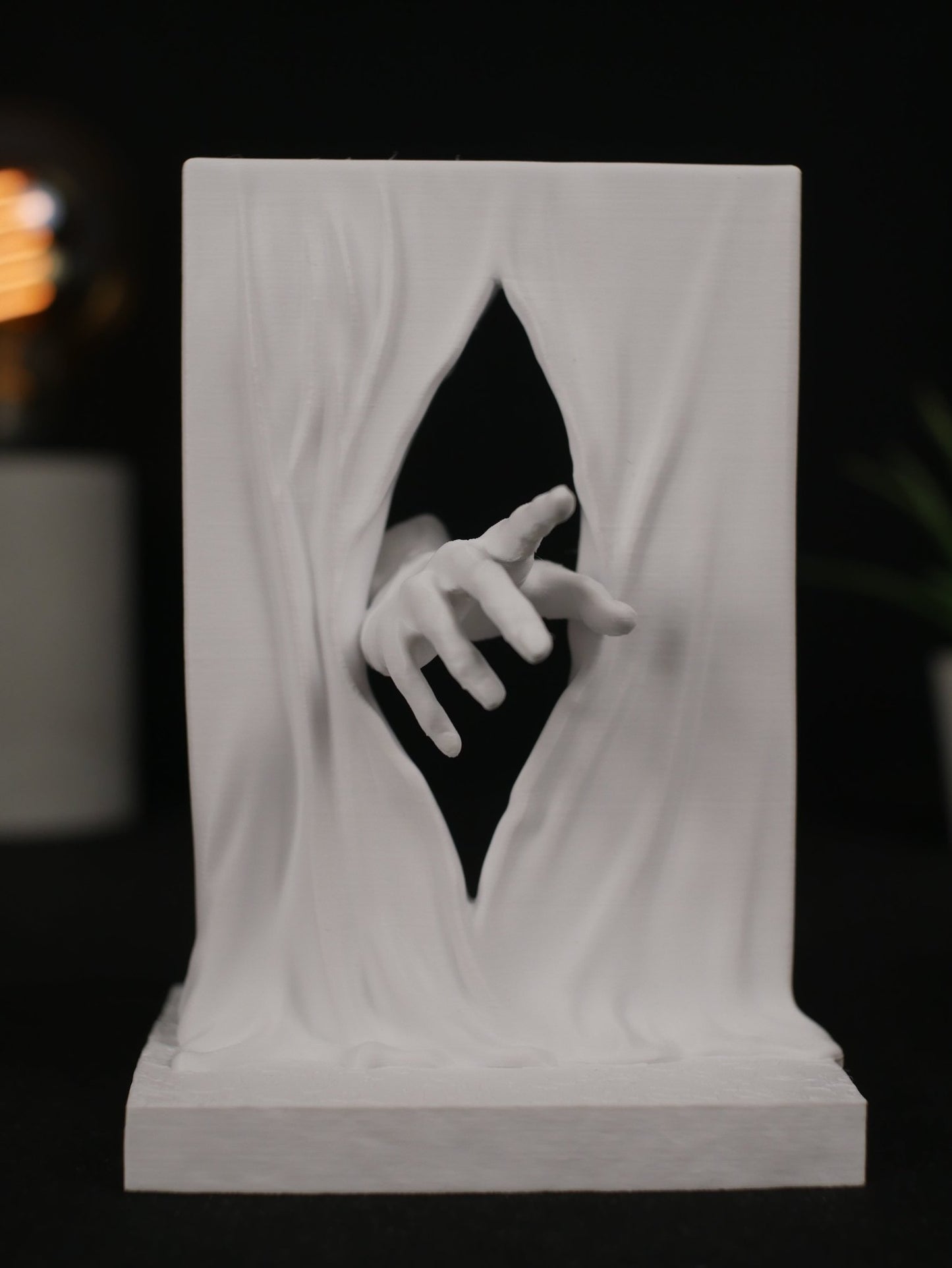 Escultura "La Mano Más Allá del Velo" - Arte Abstracto Surrealista