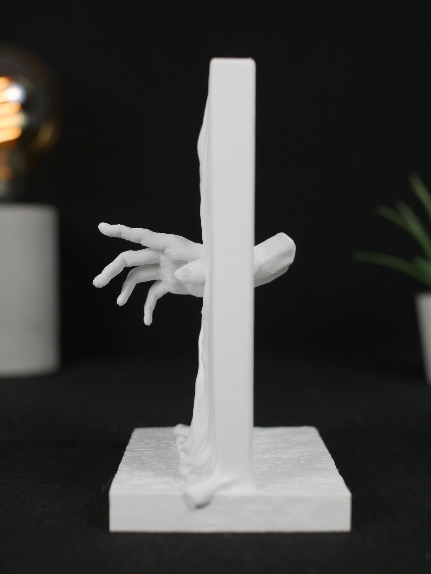 Escultura "La Mano Más Allá del Velo" - Arte Abstracto Surrealista