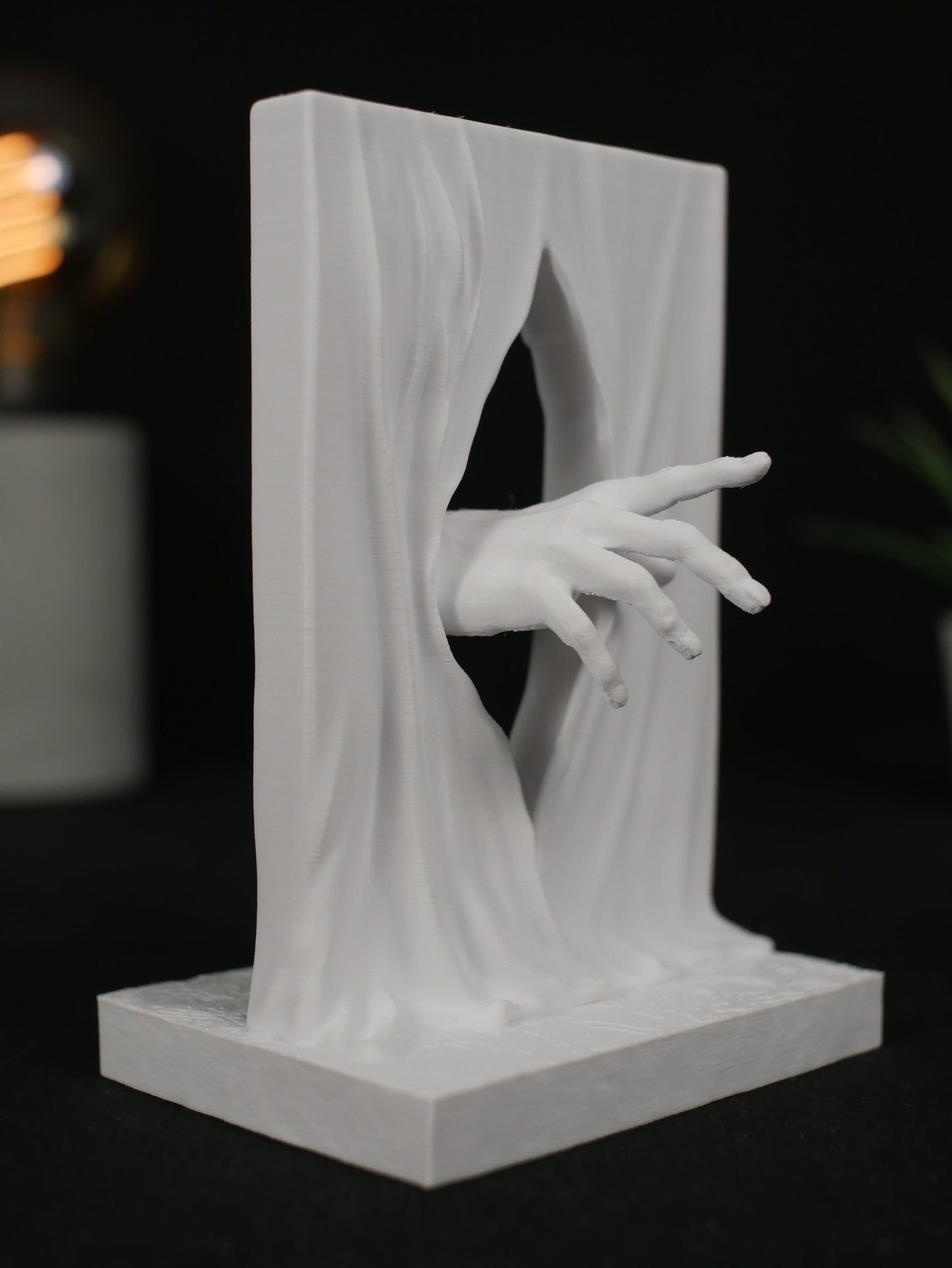 Escultura "La Mano Más Allá del Velo" - Arte Abstracto Surrealista