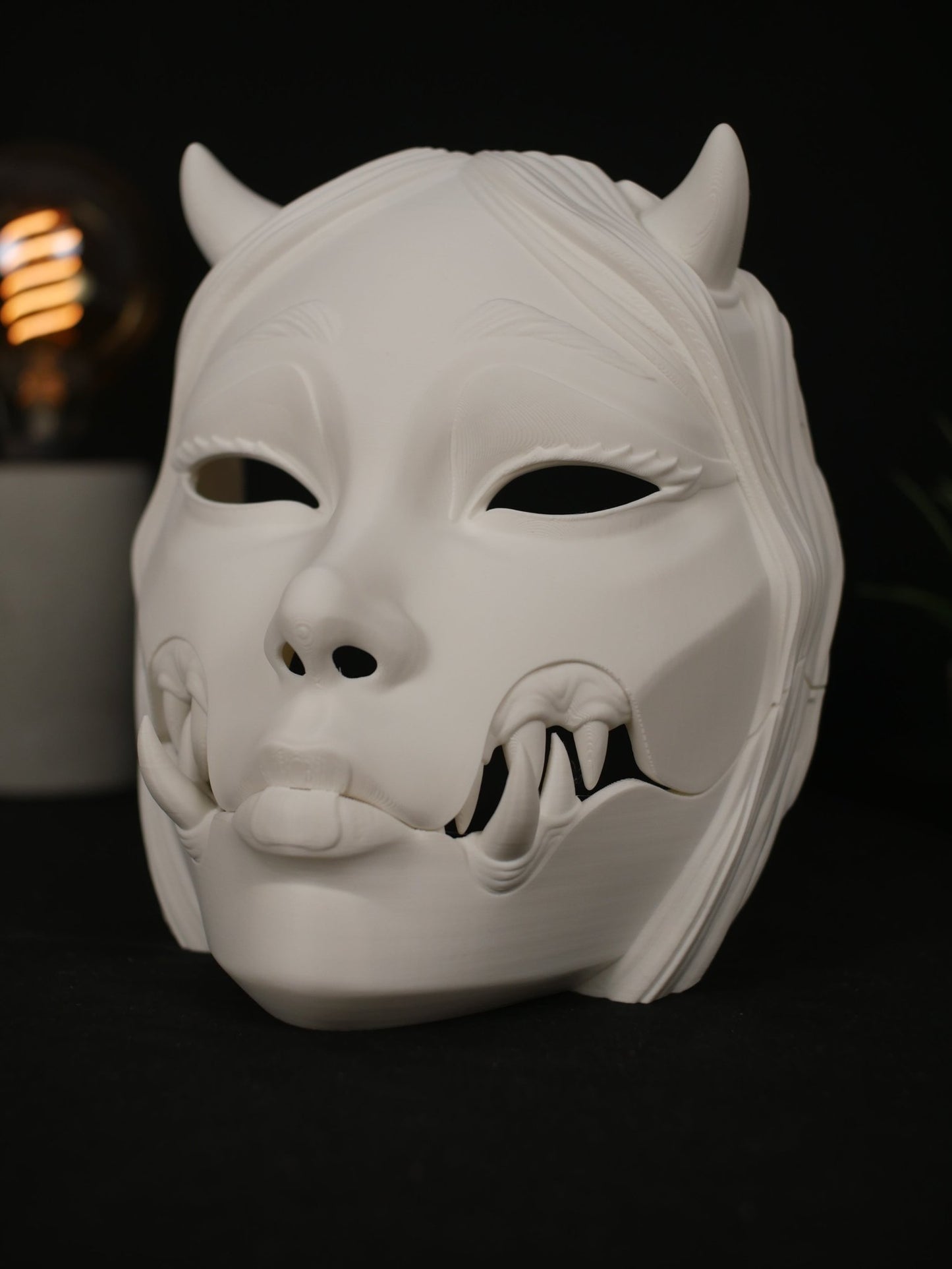 Máscara Articulada Kuchisake-onna – Demonio Oni Japonés con Mandíbula Móvil