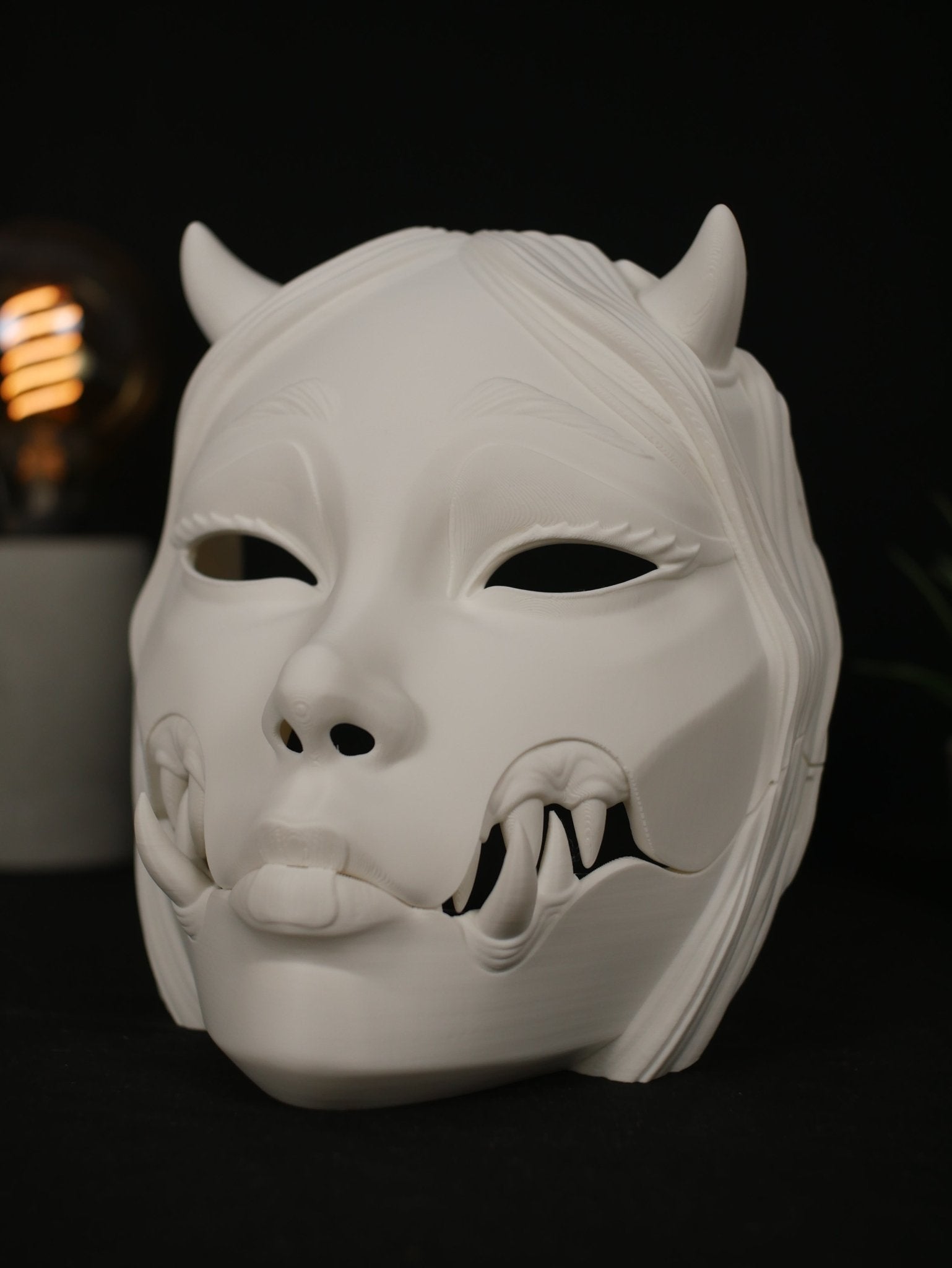 Detalle de mandíbula móvil en máscara japonesa de terror para cosplay, diseño yokai.