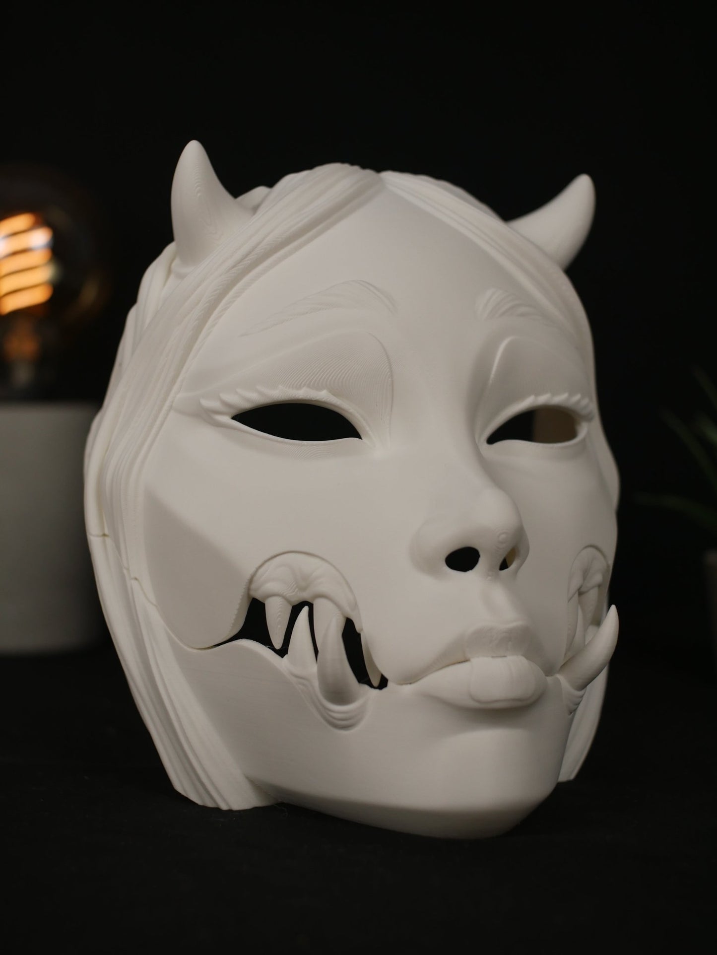 Máscara Articulada Kuchisake-onna – Demonio Oni Japonés con Mandíbula Móvil