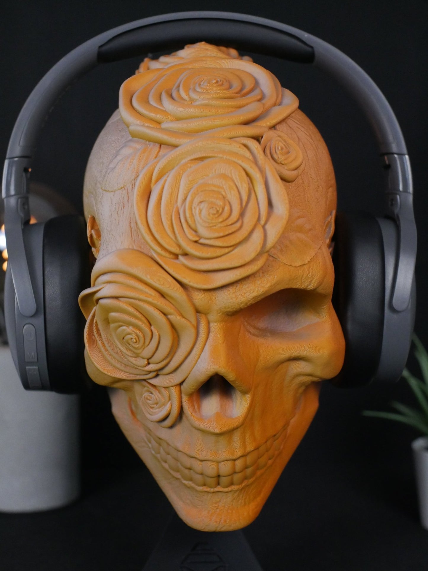 Soporte para cascos gaming forma de calavera con rosas