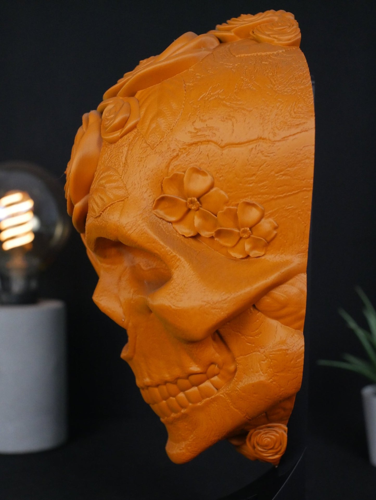 Escultura de Calavera con Rosas y Soporte | Arte Mural Gótico y Decoración de Estantería