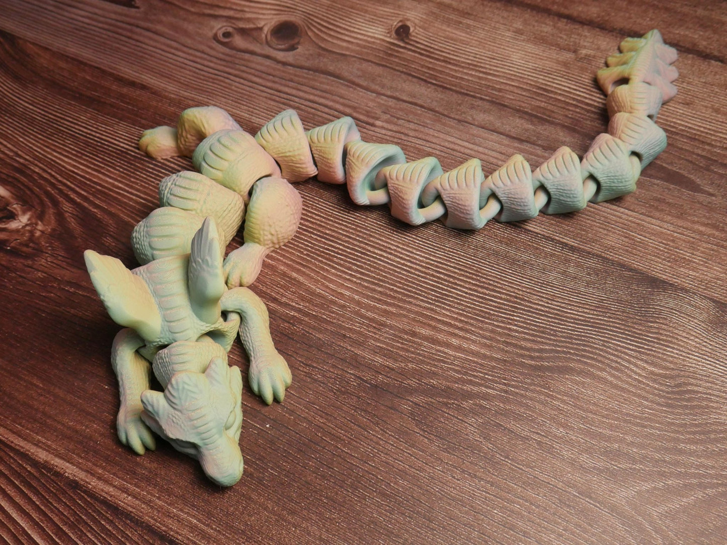 Dragón articulado flexible y multifuncional: juguete antiestrés, decoración creativa y coleccionable único para entusiastas.