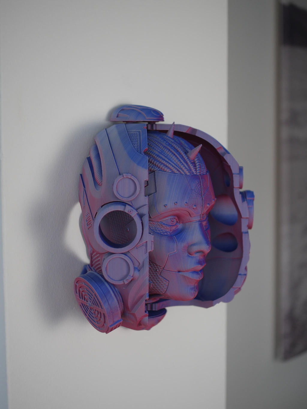 Esta impresionante escultura de cabeza impresa en 3D se abre para revelar una cara de androide oculta, perfecta para su pared o escritorio con el soporte incluido.