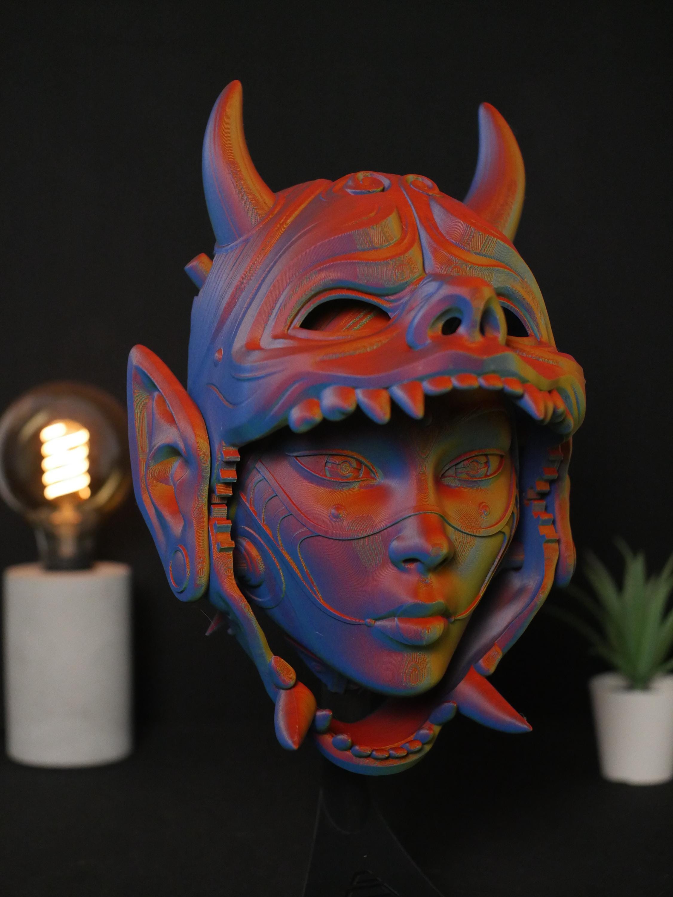 Máscara Oni articulada que revela el rostro de una geisha. Arte mural japonés impreso en 3D y decoración de escritorio con soporte.