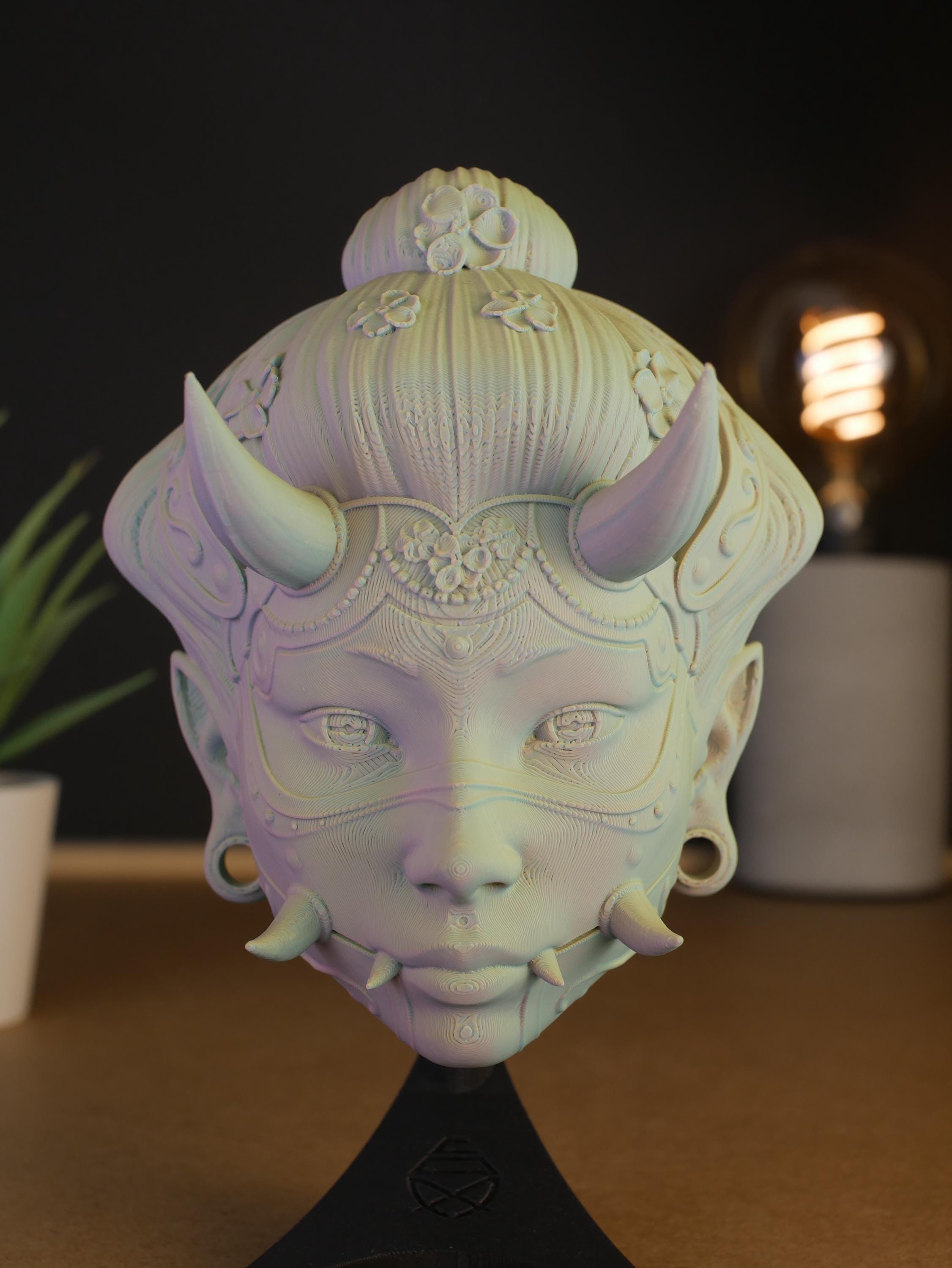 Hannya: Figura/busto transformable con cambio de color según el ángulo de visión y base negra: perfecta para decorar y organizar.