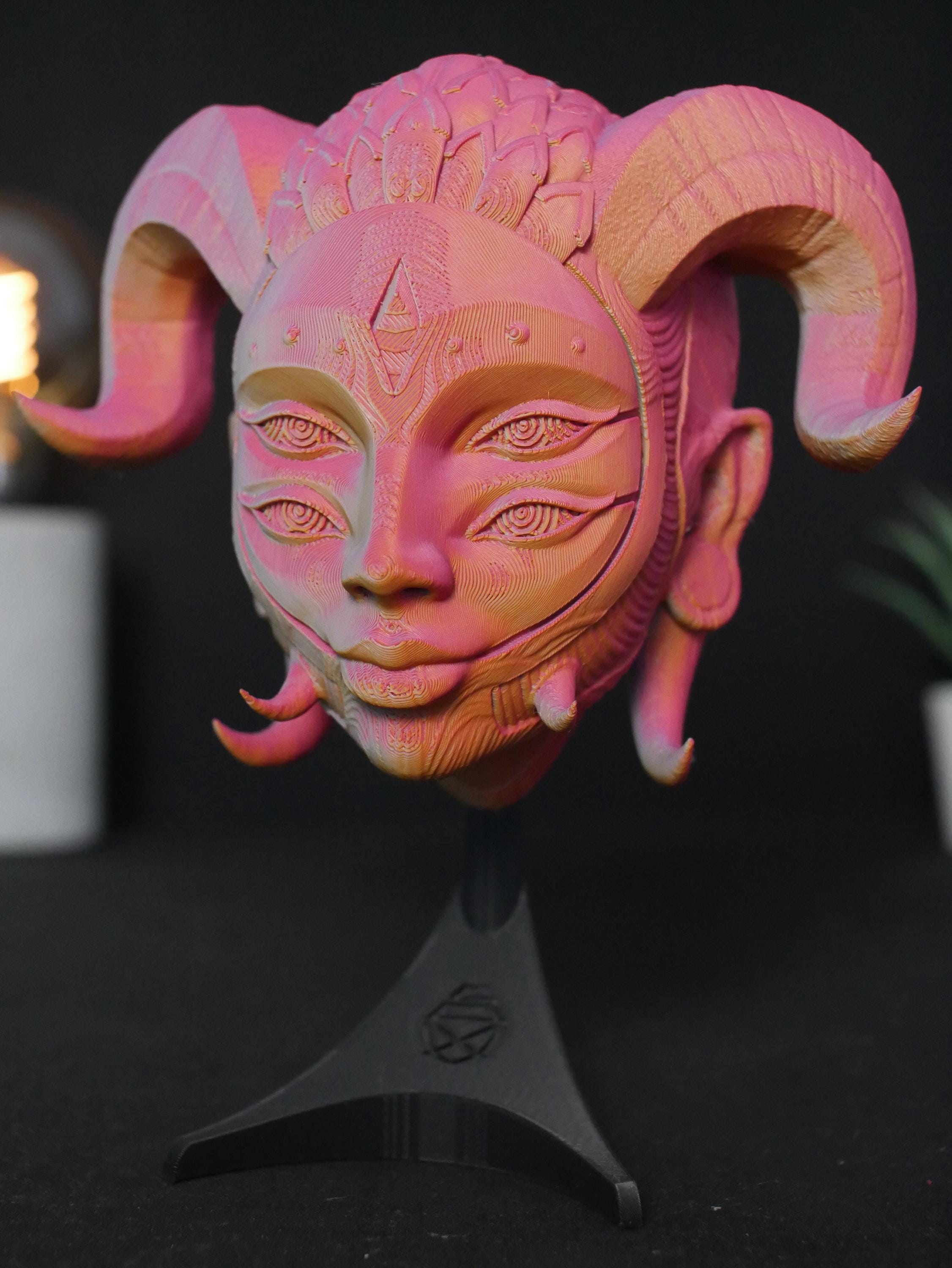 Descubre nuestro busto 3D de Hellequin, una pieza artística con detalles y colores vibrantes. Perfecto para decorar. ¡Consíguelo y transforma tu espacio!