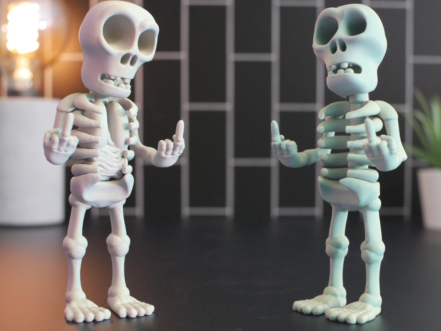 Esqueleto articulado con dedo medio: regalo perfecto para una decoración divertida y única