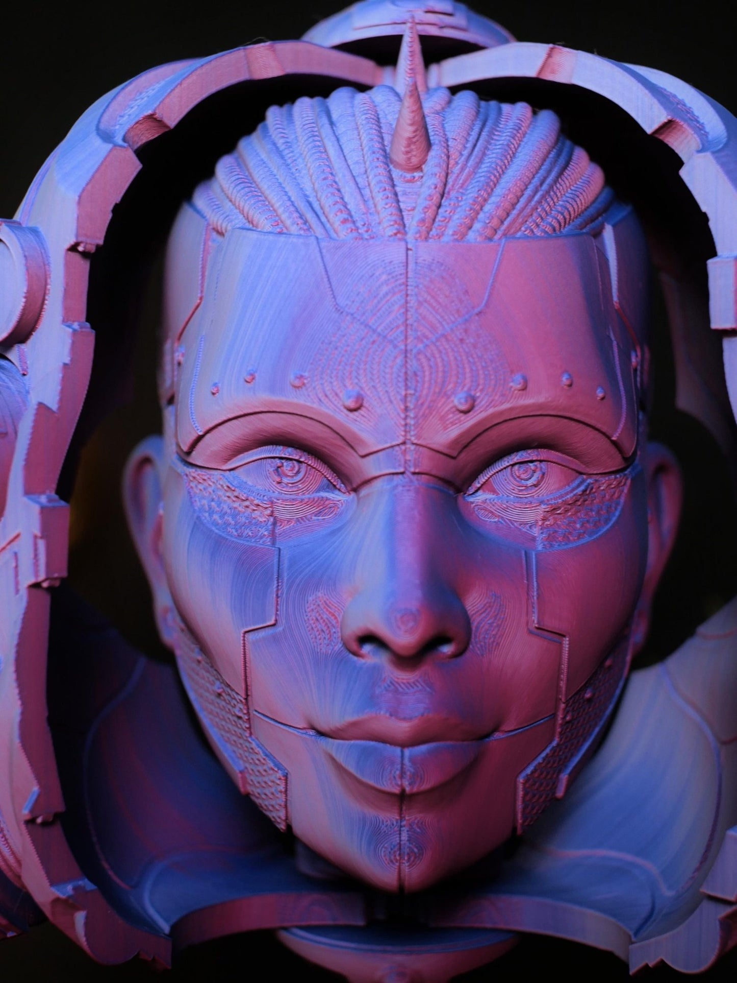 Esta impresionante escultura de cabeza impresa en 3D se abre para revelar una cara de androide oculta, perfecta para su pared o escritorio con el soporte incluido.